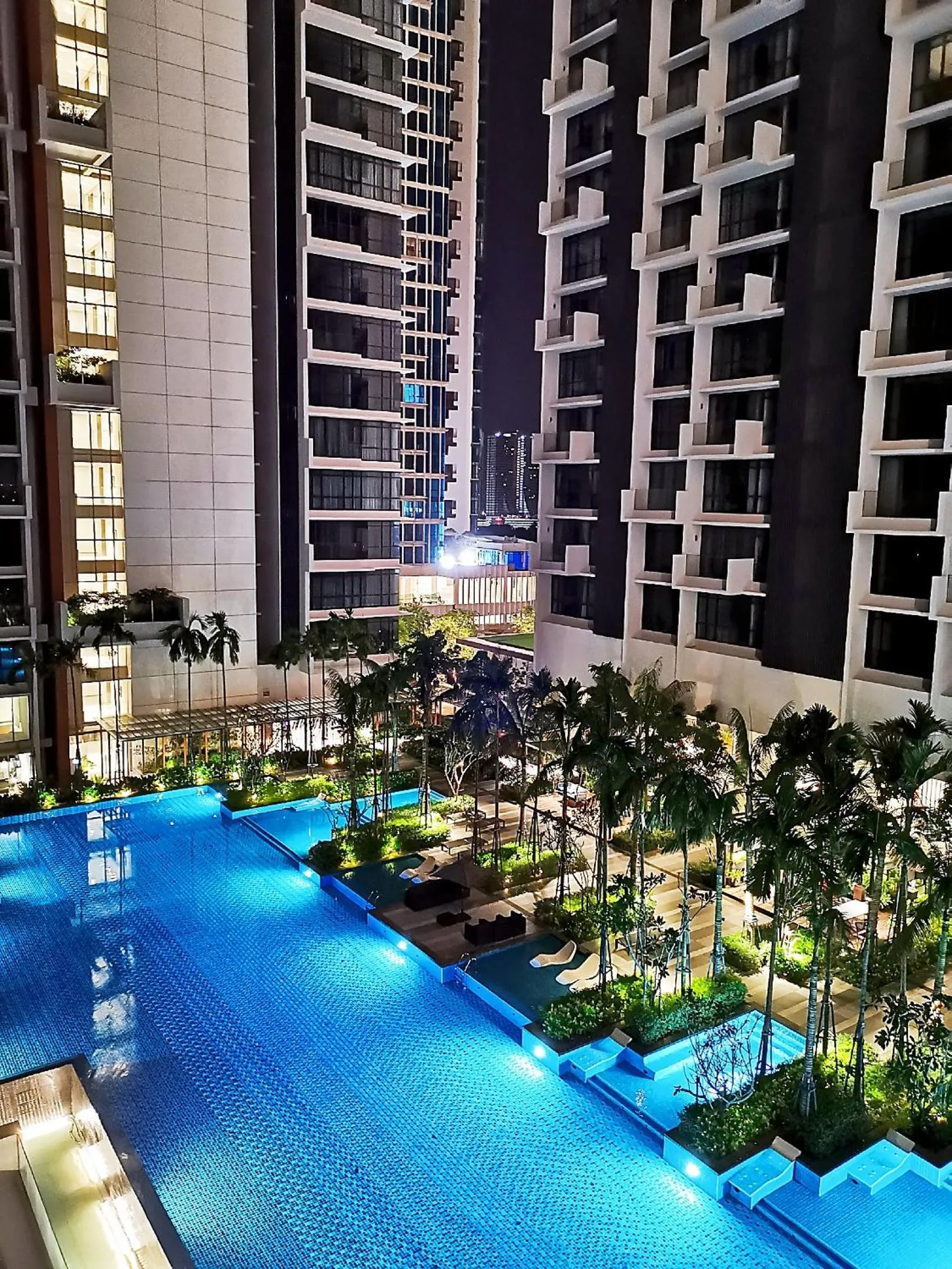 Swimming pool in Grand Medini Suites by RR JBcity
