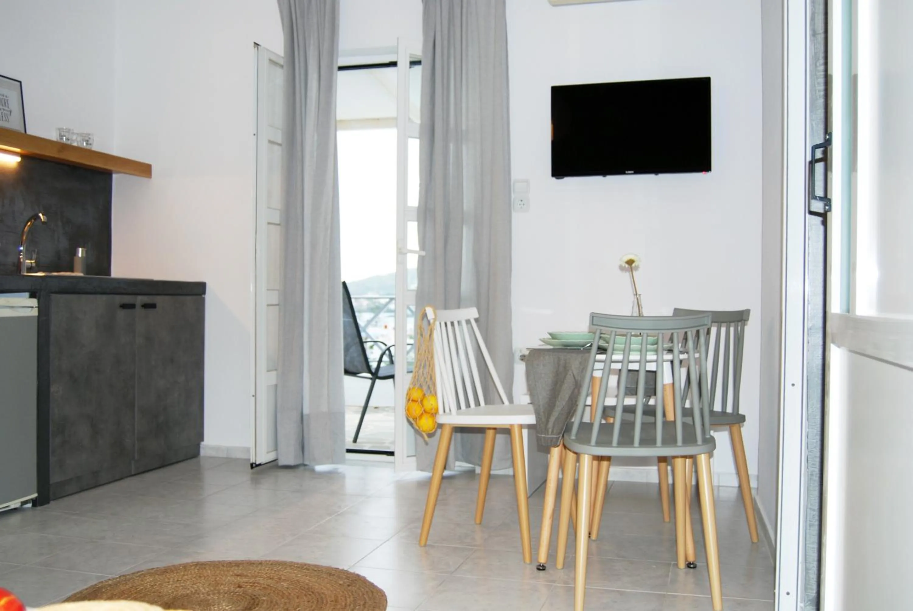 TV and multimedia in Galini Rooms & Apartments