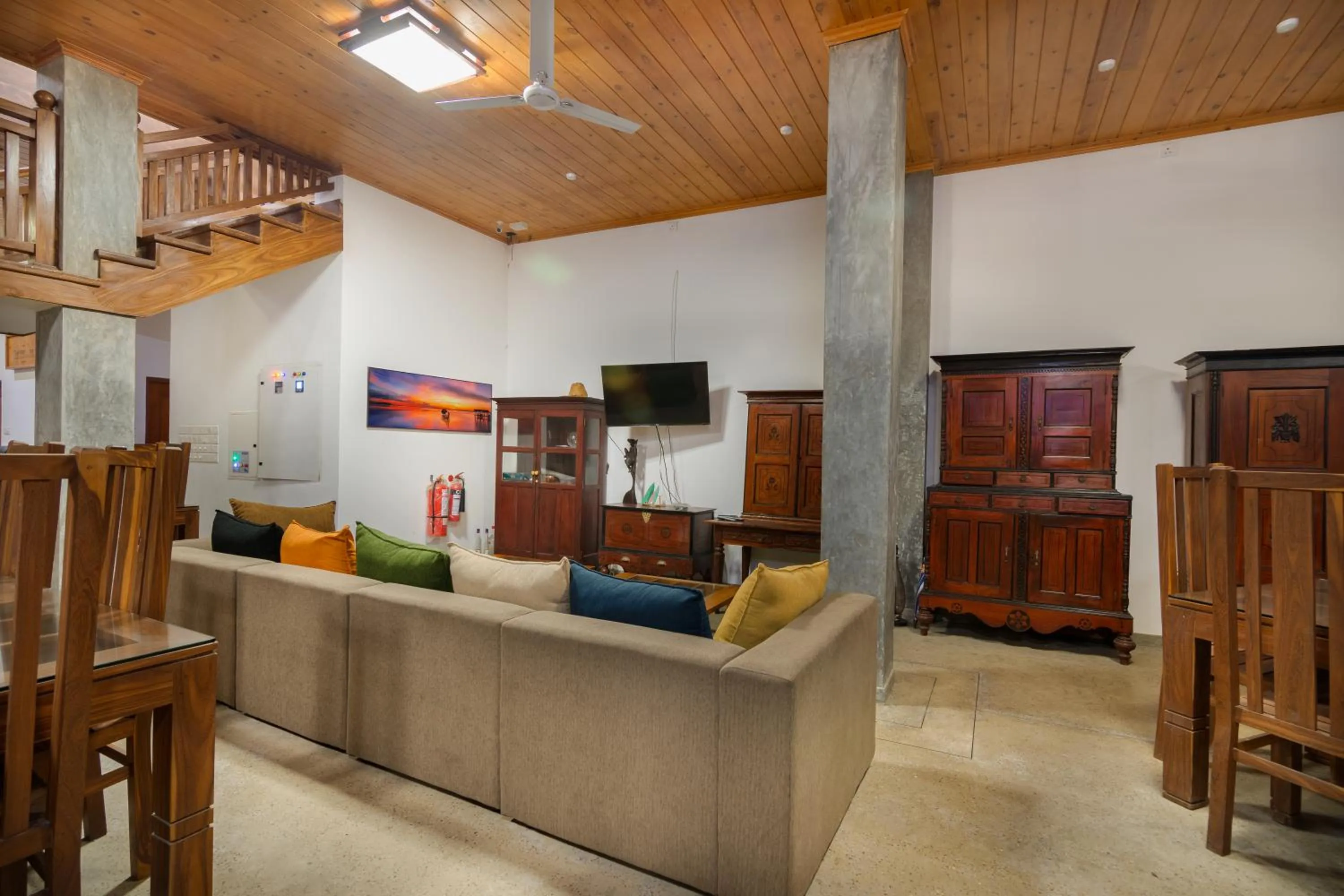 Communal lounge/ TV room in Samaraana