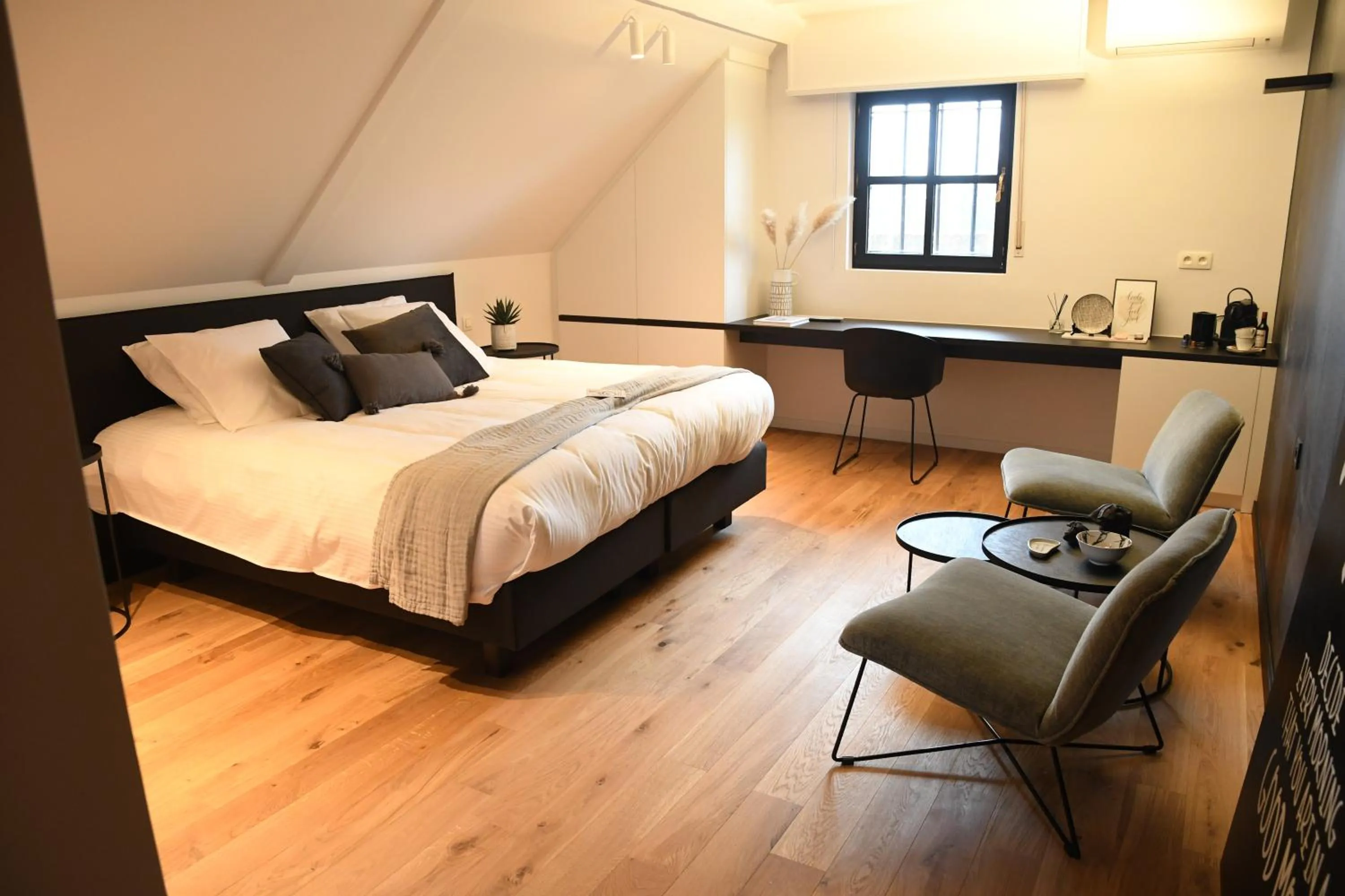 Photo of the whole room, Bed in Ask Lily