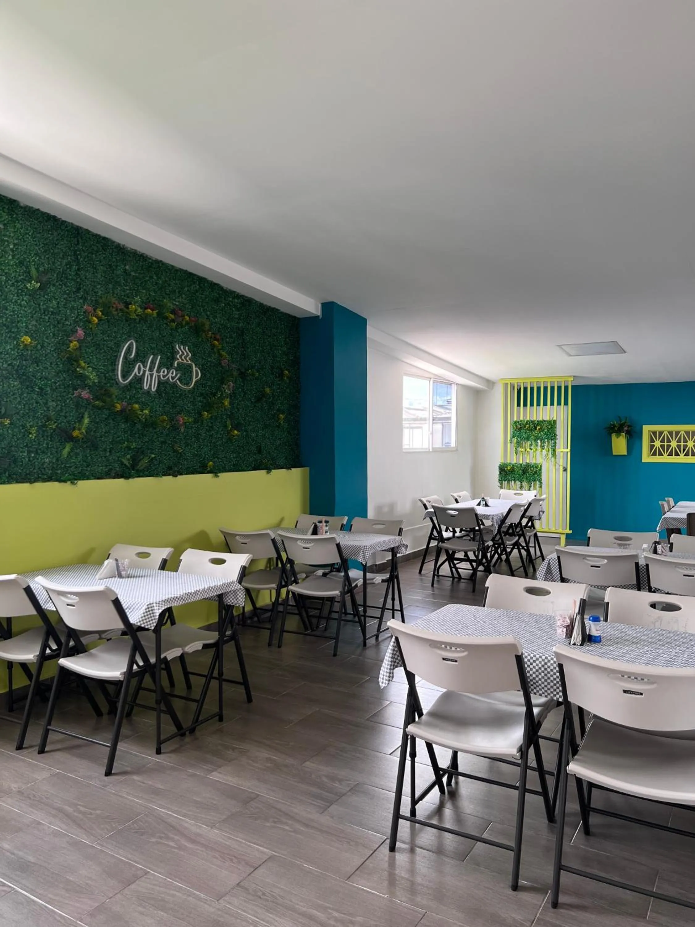 Restaurant/places to eat in Hotel Rosales Gold