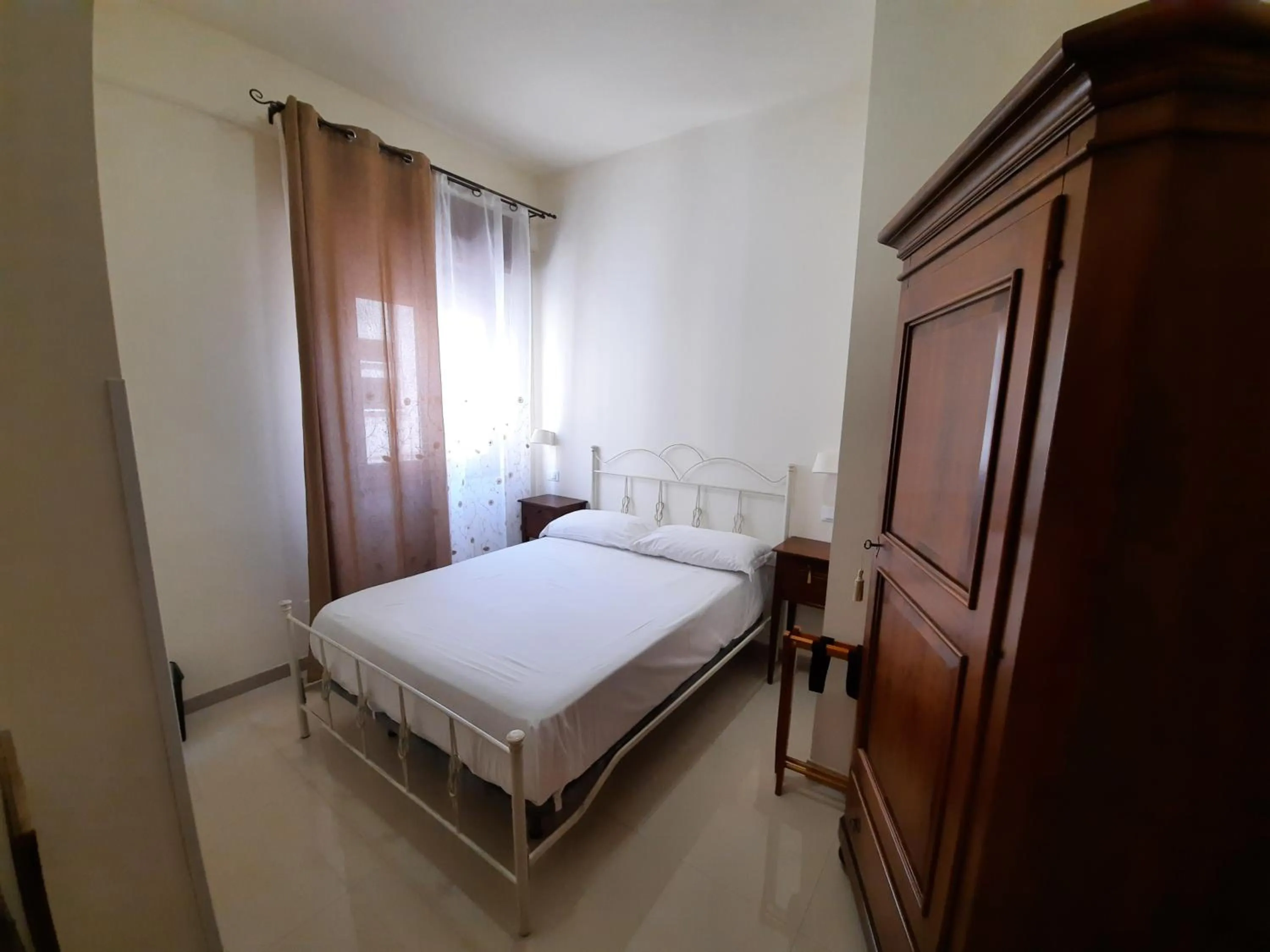 Photo of the whole room, Bed in Kantunè