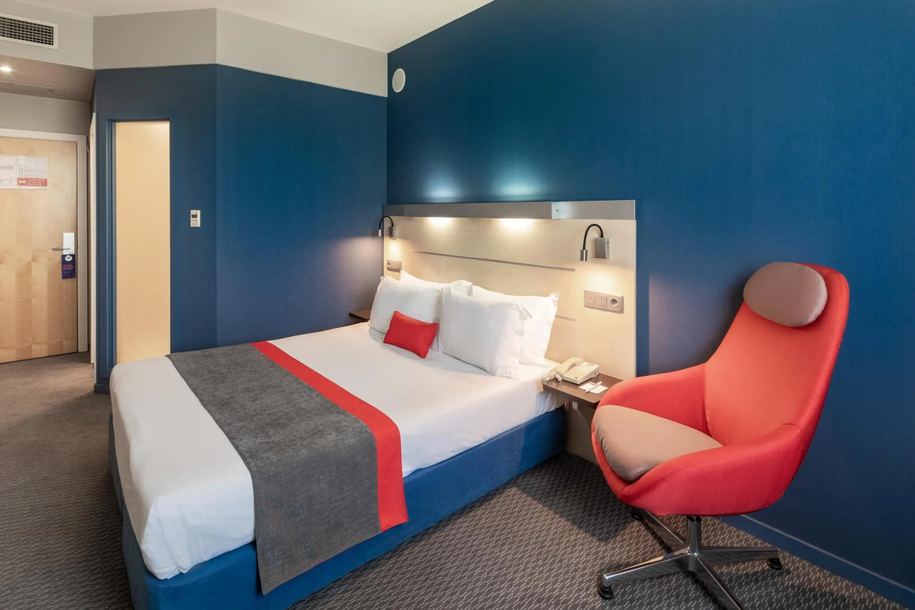 Photo of the whole room, Bed in Holiday Inn Express Porto Exponor by IHG