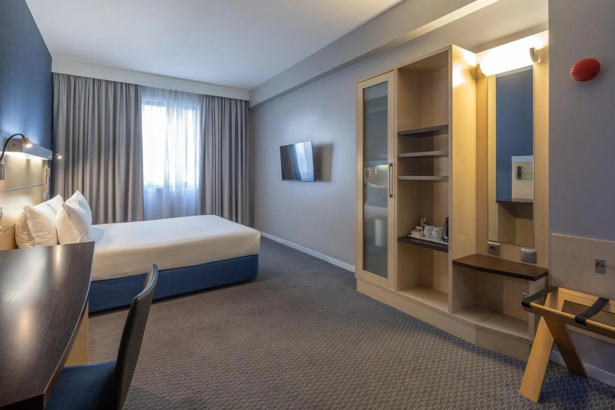 Photo of the whole room, Bed in Holiday Inn Express Porto Exponor by IHG