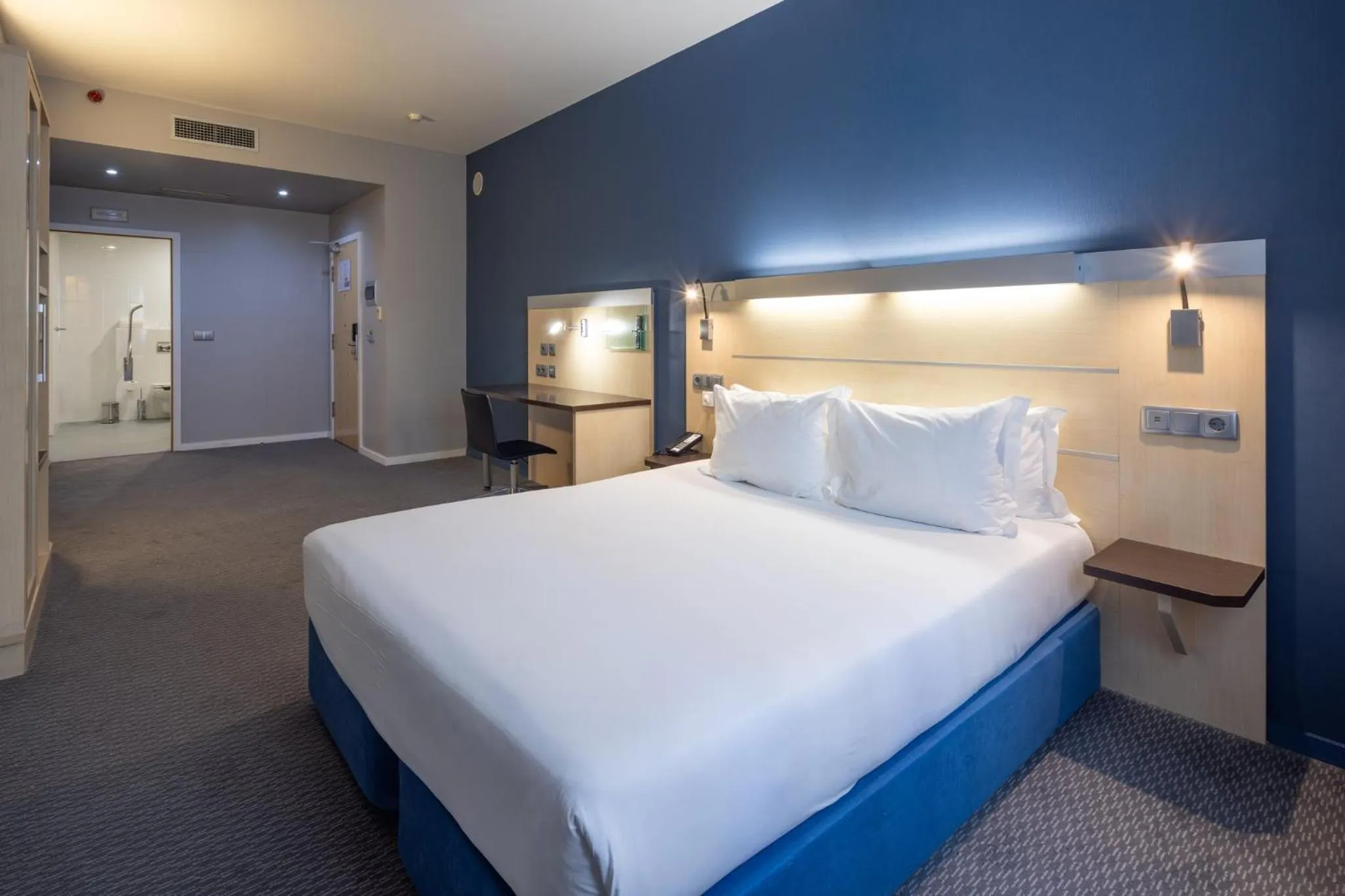 Photo of the whole room, Bed in Holiday Inn Express Porto Exponor by IHG