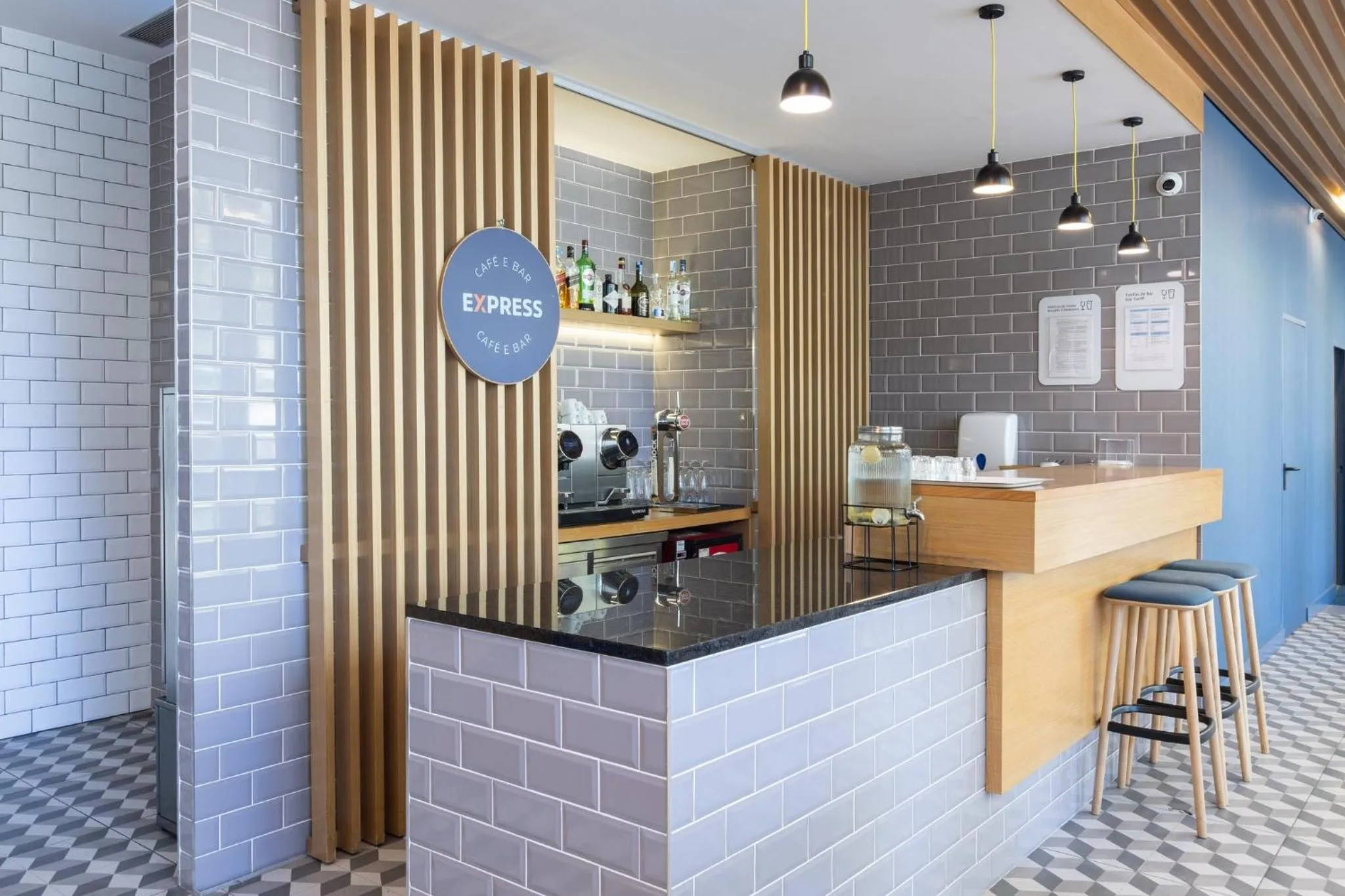 Lounge or bar in Holiday Inn Express Porto Exponor by IHG