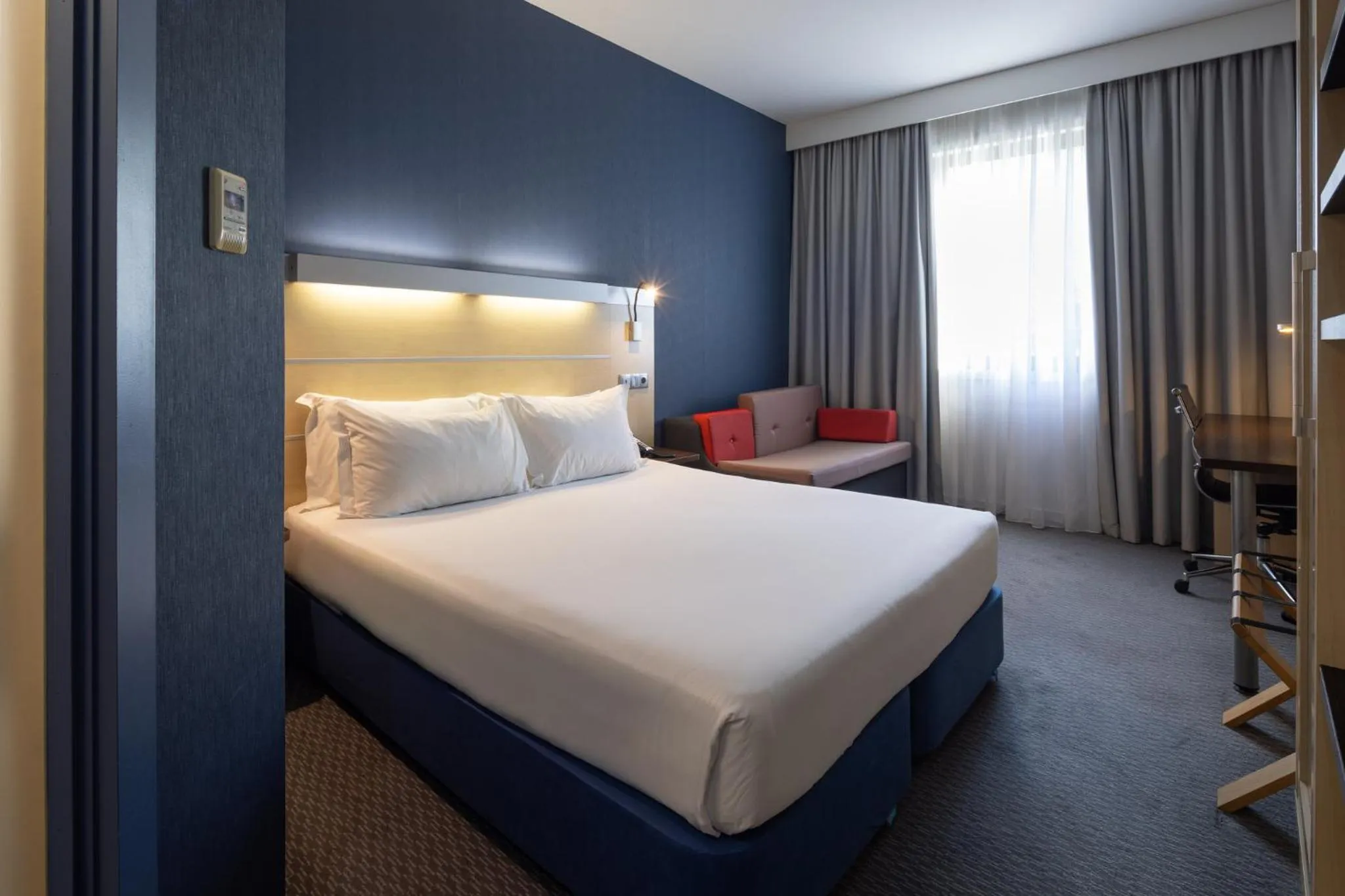 Photo of the whole room, Bed in Holiday Inn Express Porto Exponor by IHG