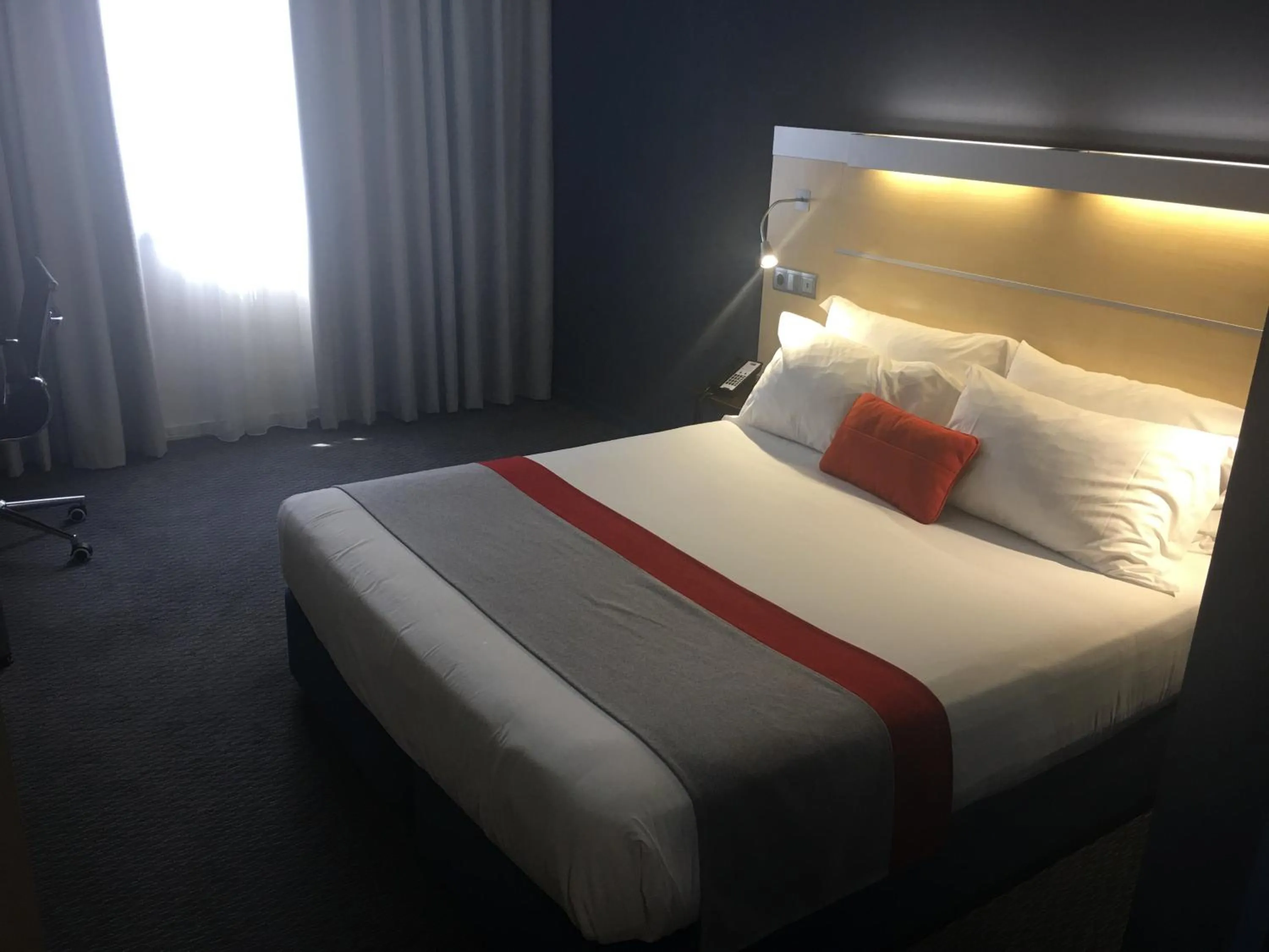 Photo of the whole room, Bed in Holiday Inn Express Porto Exponor by IHG