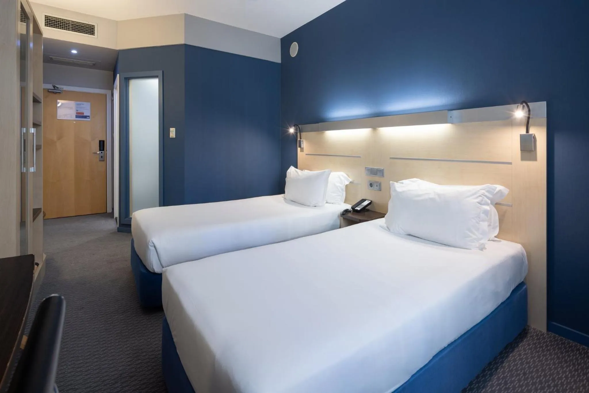 Photo of the whole room, Bed in Holiday Inn Express Porto Exponor by IHG