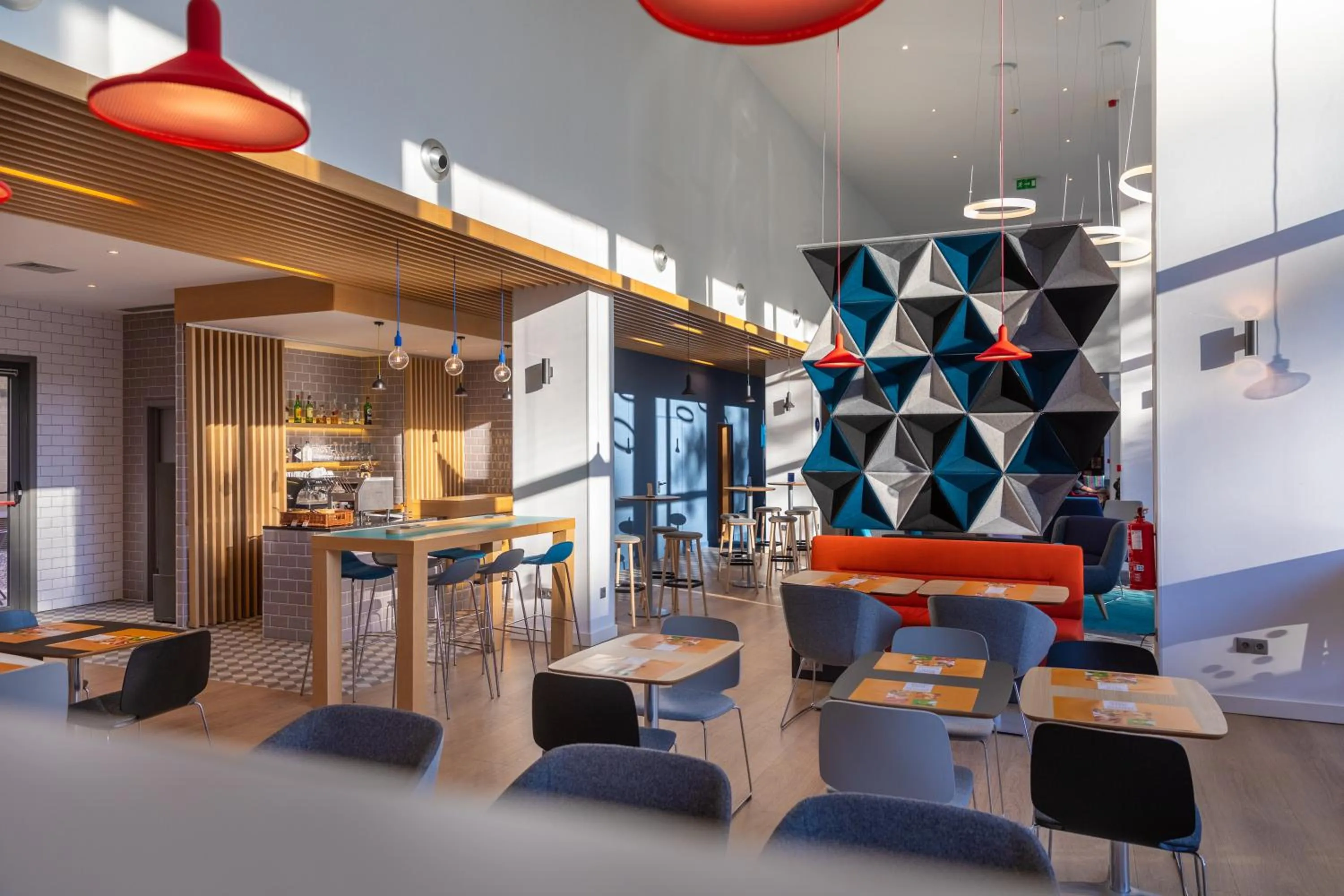Lounge or bar in Holiday Inn Express Porto Exponor by IHG