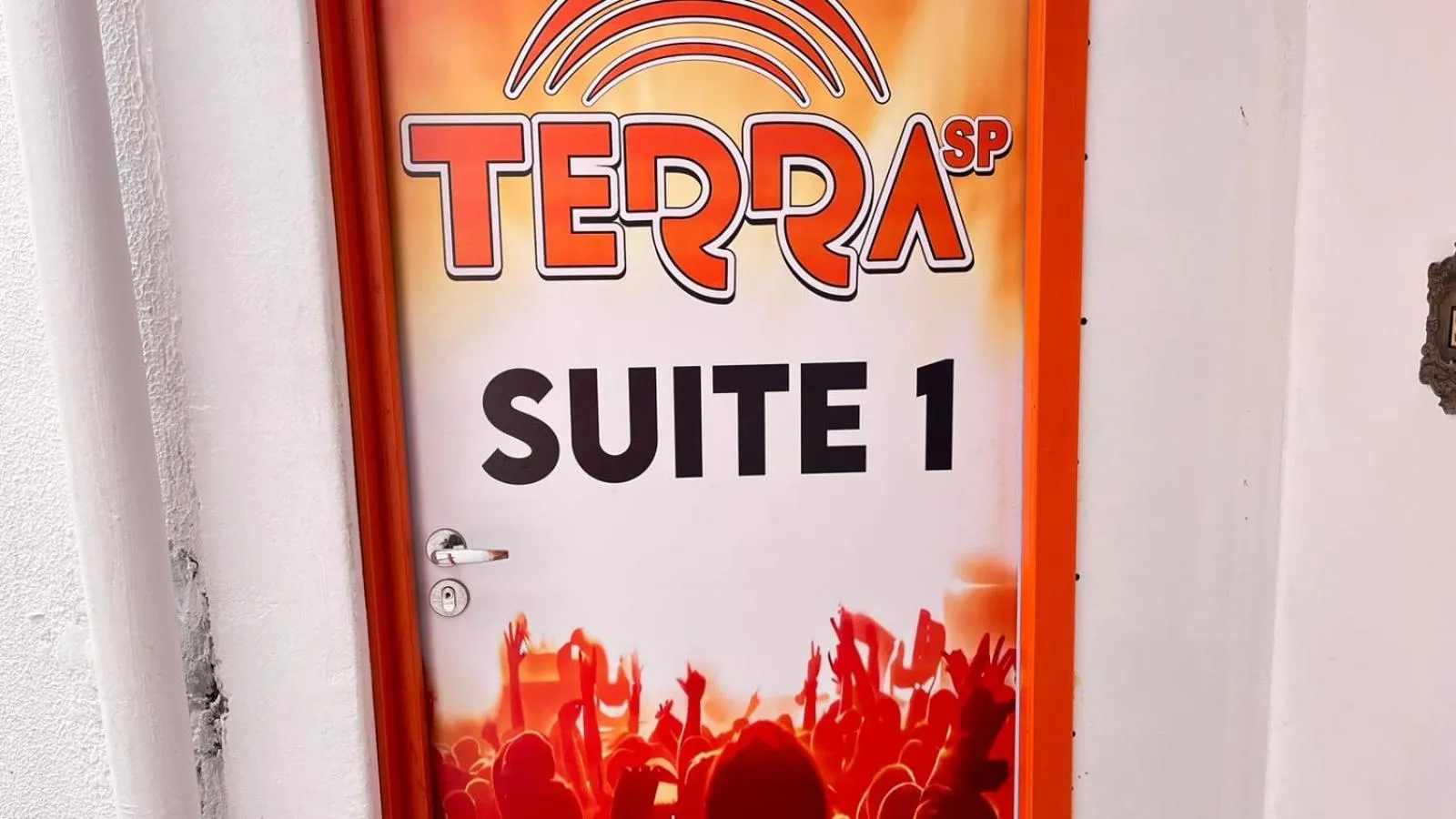 Text overlay in COACHHOSTEL7