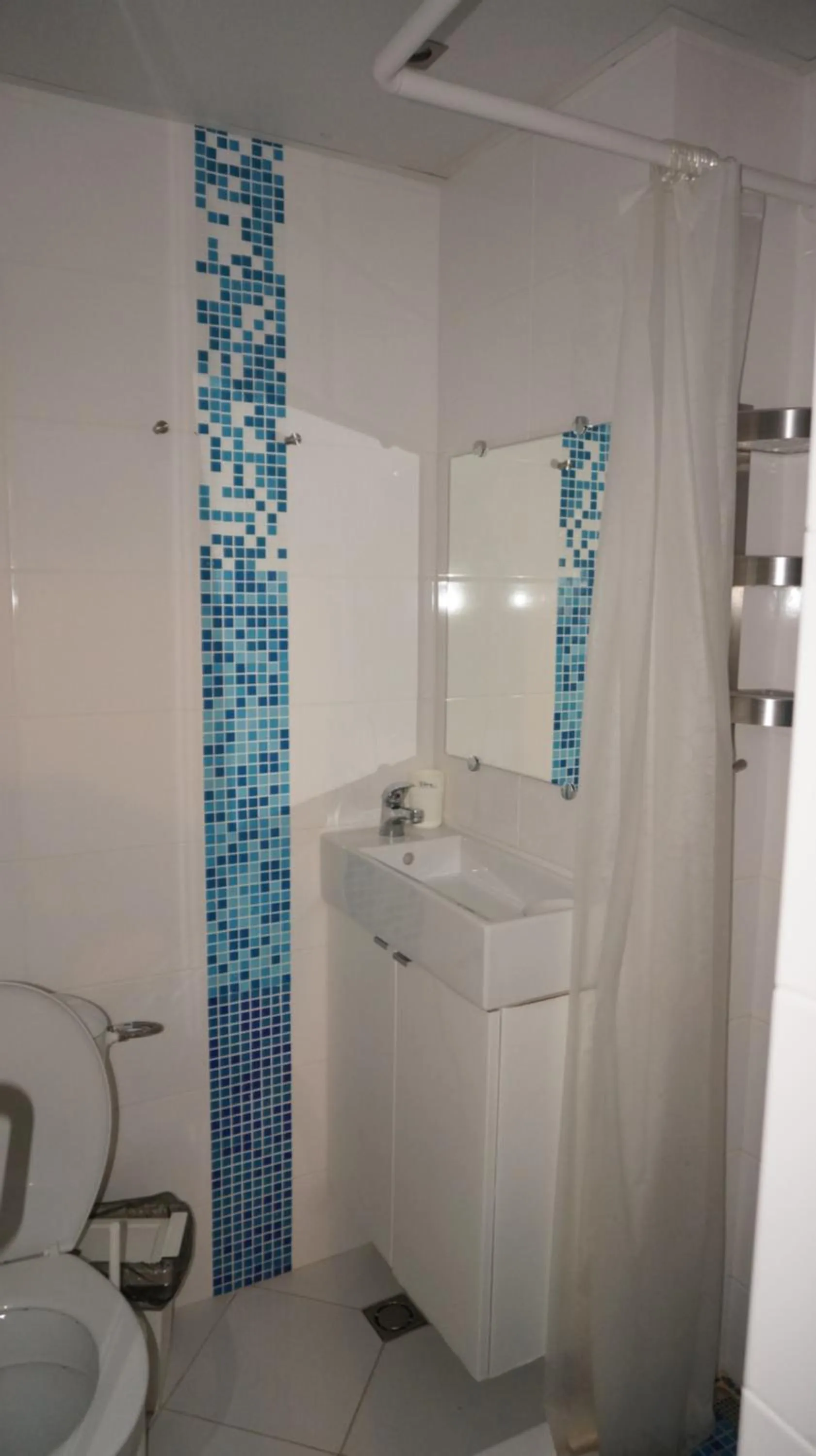 Shower in Lilia 2 Family Hotel