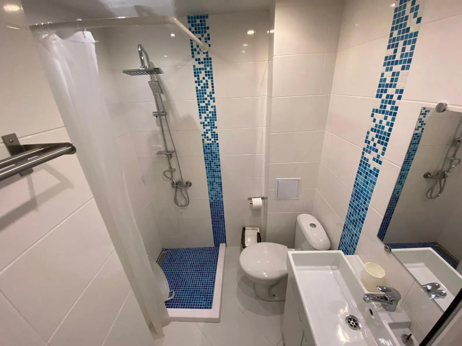 Shower in Lilia 2 Family Hotel