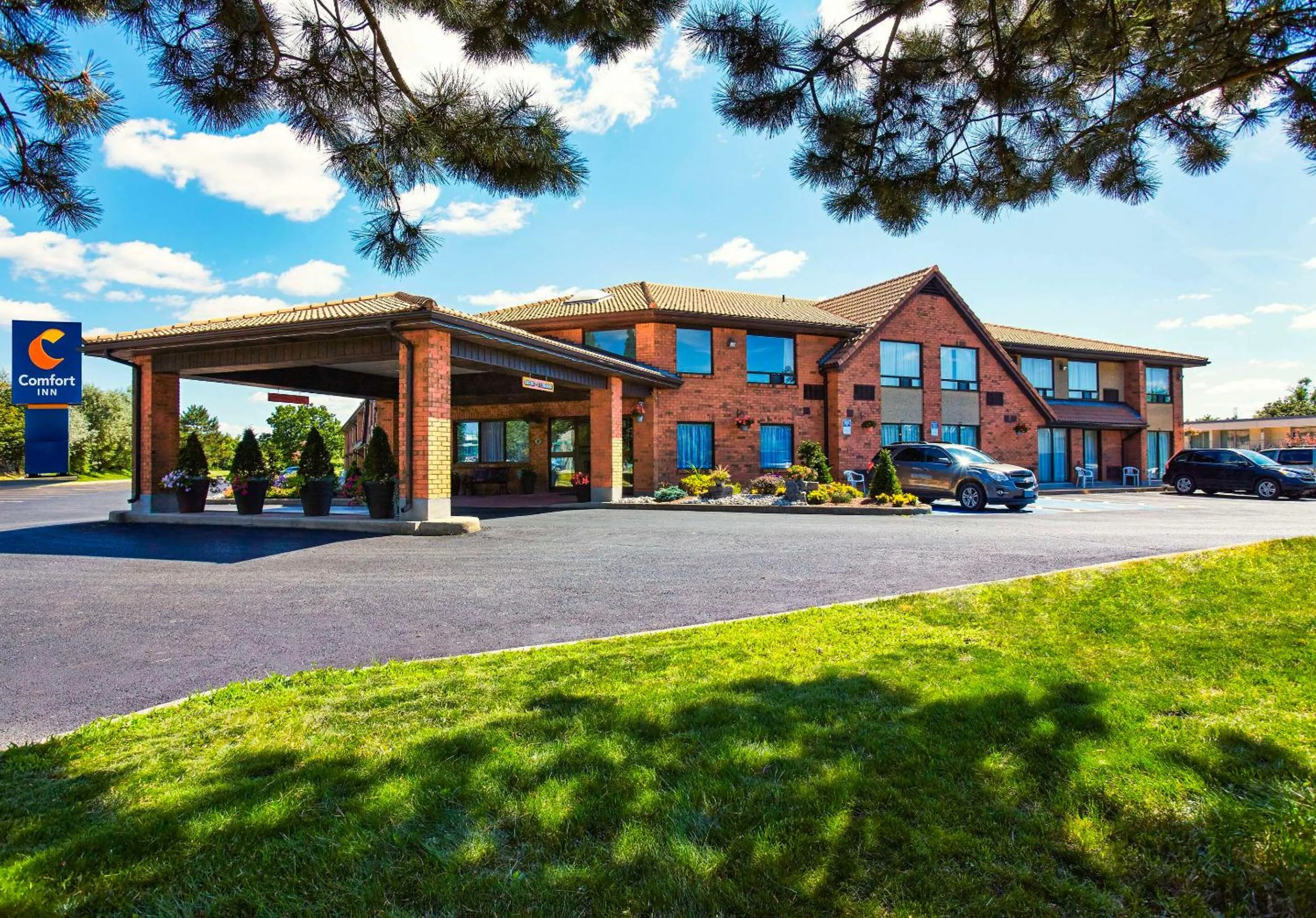 Property building in Comfort Inn Gatineau