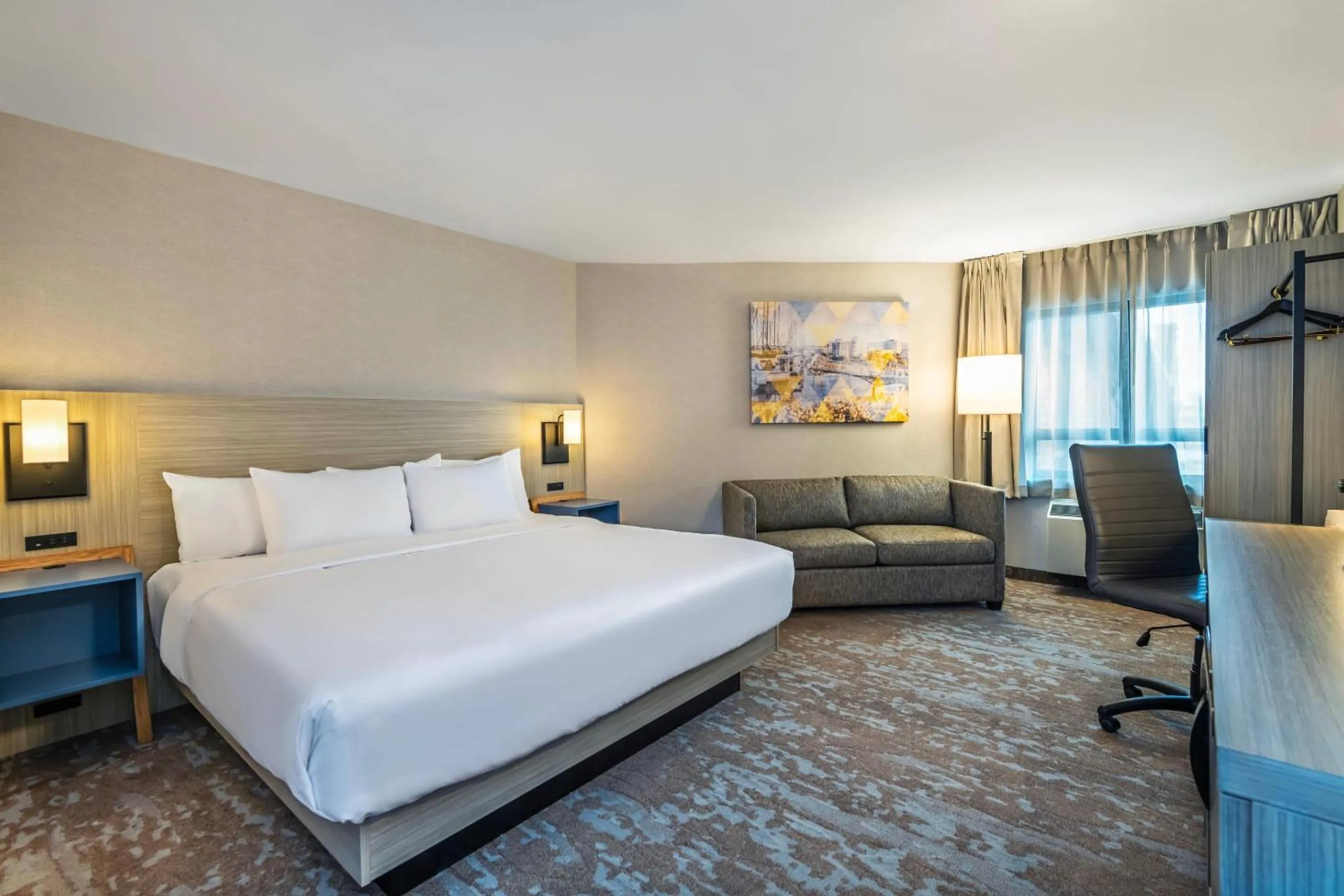 Bedroom, Bed in Comfort Inn Gatineau