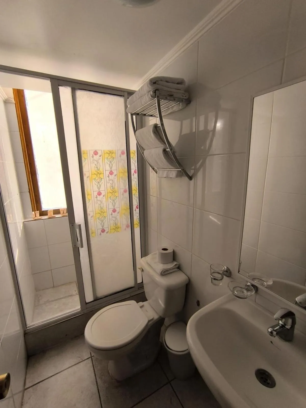 Shower in Hotel Reina Victoria Valparaíso