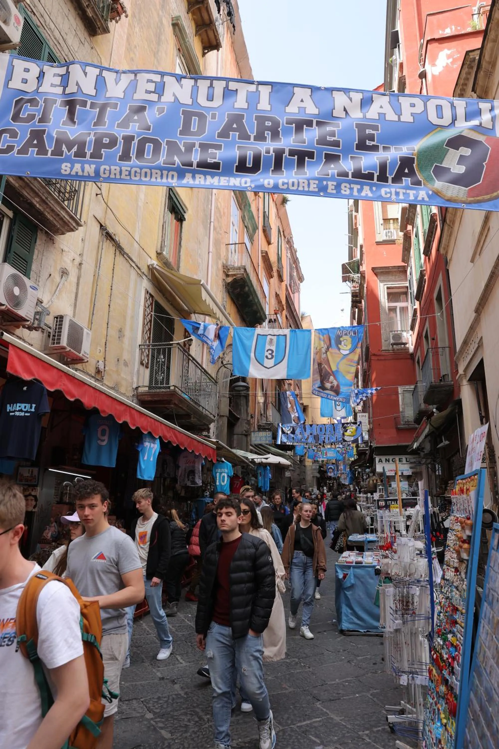 Nearby landmark in L'Ammor e Napule