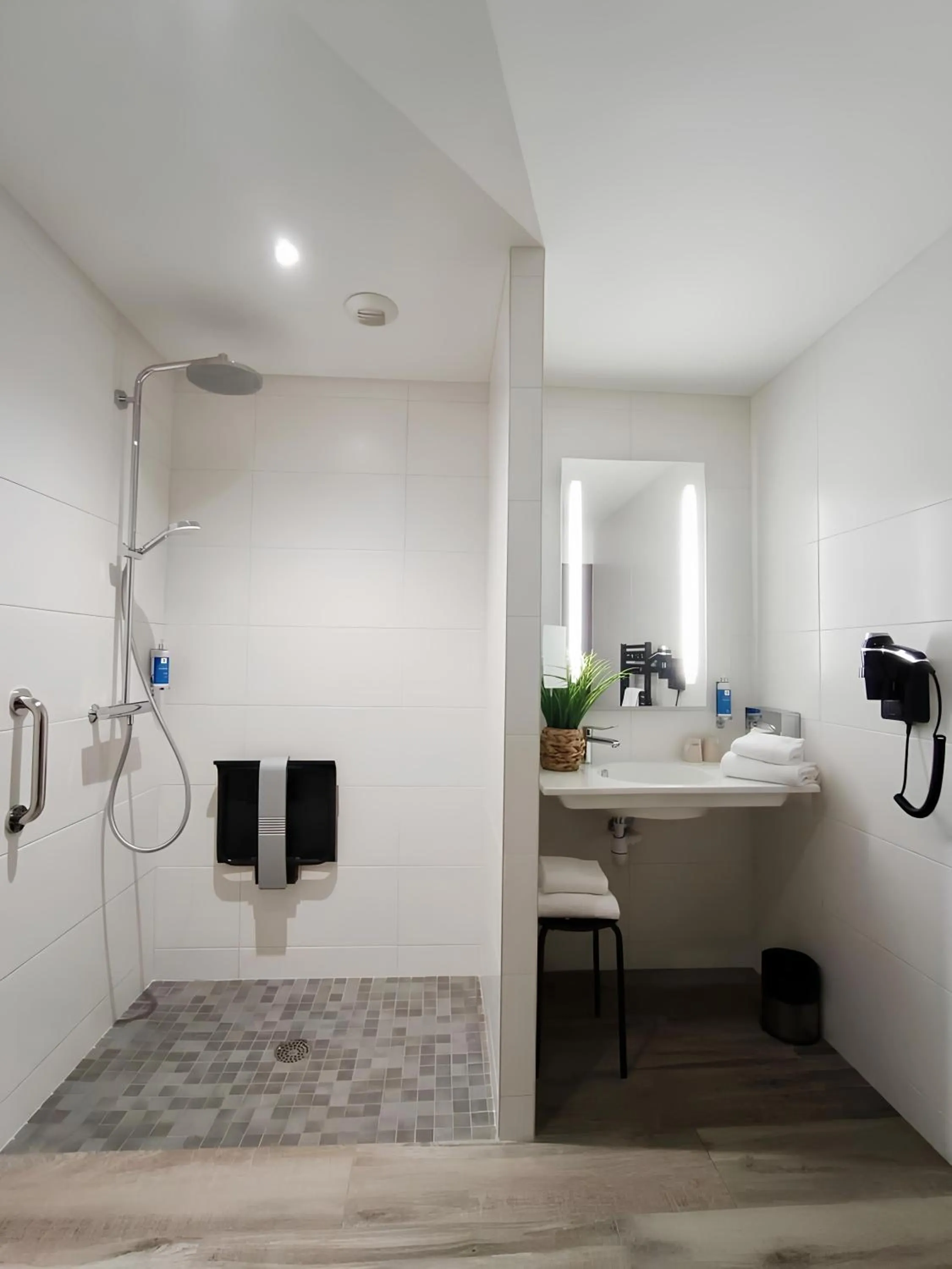 Bathroom in Best Western Hôtel De La Cité & Spa