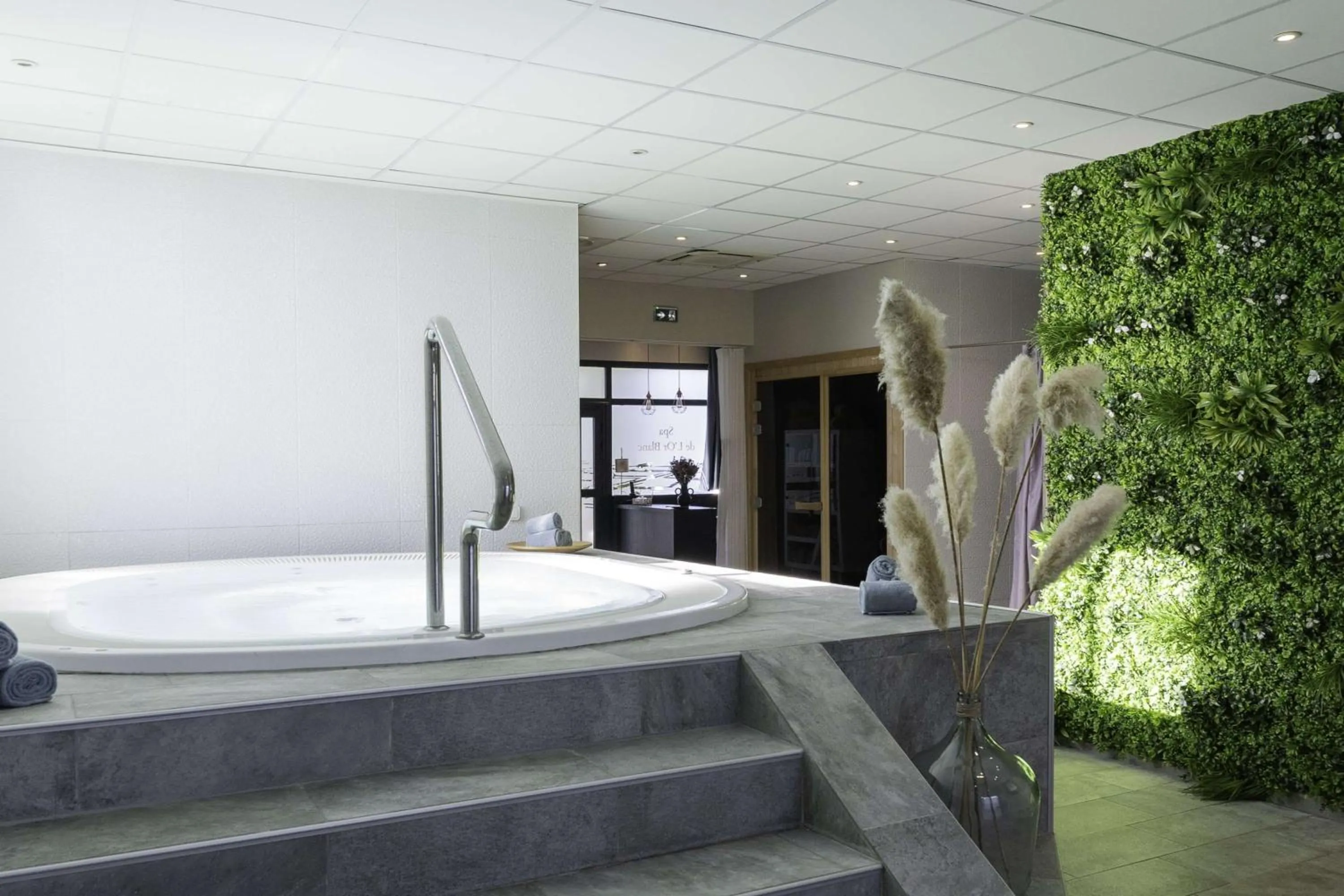 Hot Tub in Best Western Hôtel De La Cité & Spa