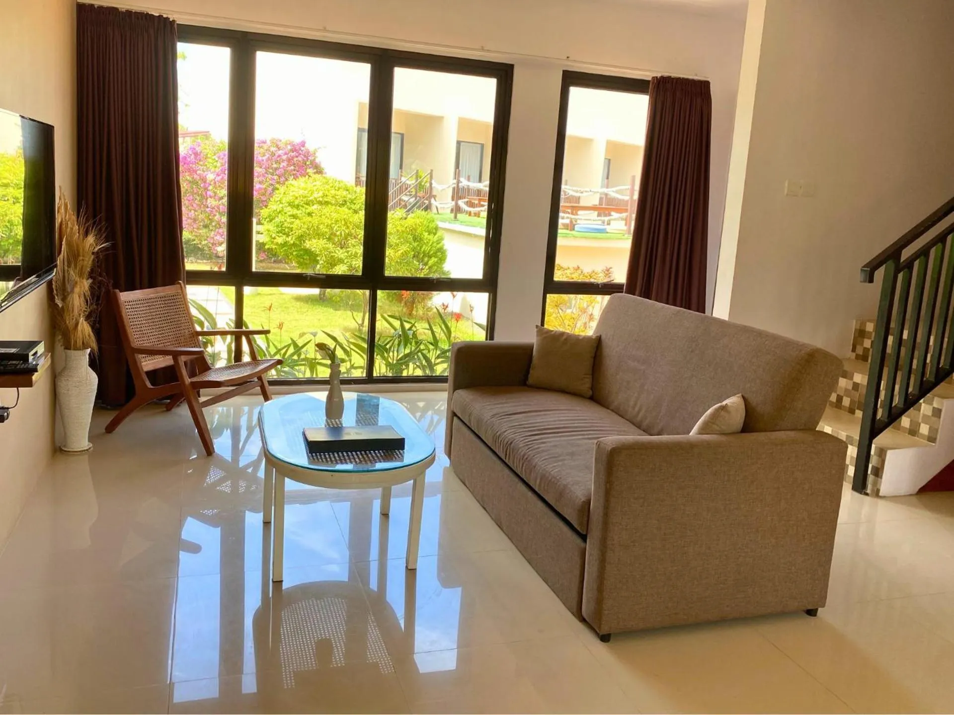 TV and multimedia in The Happinezz Hills Hotel