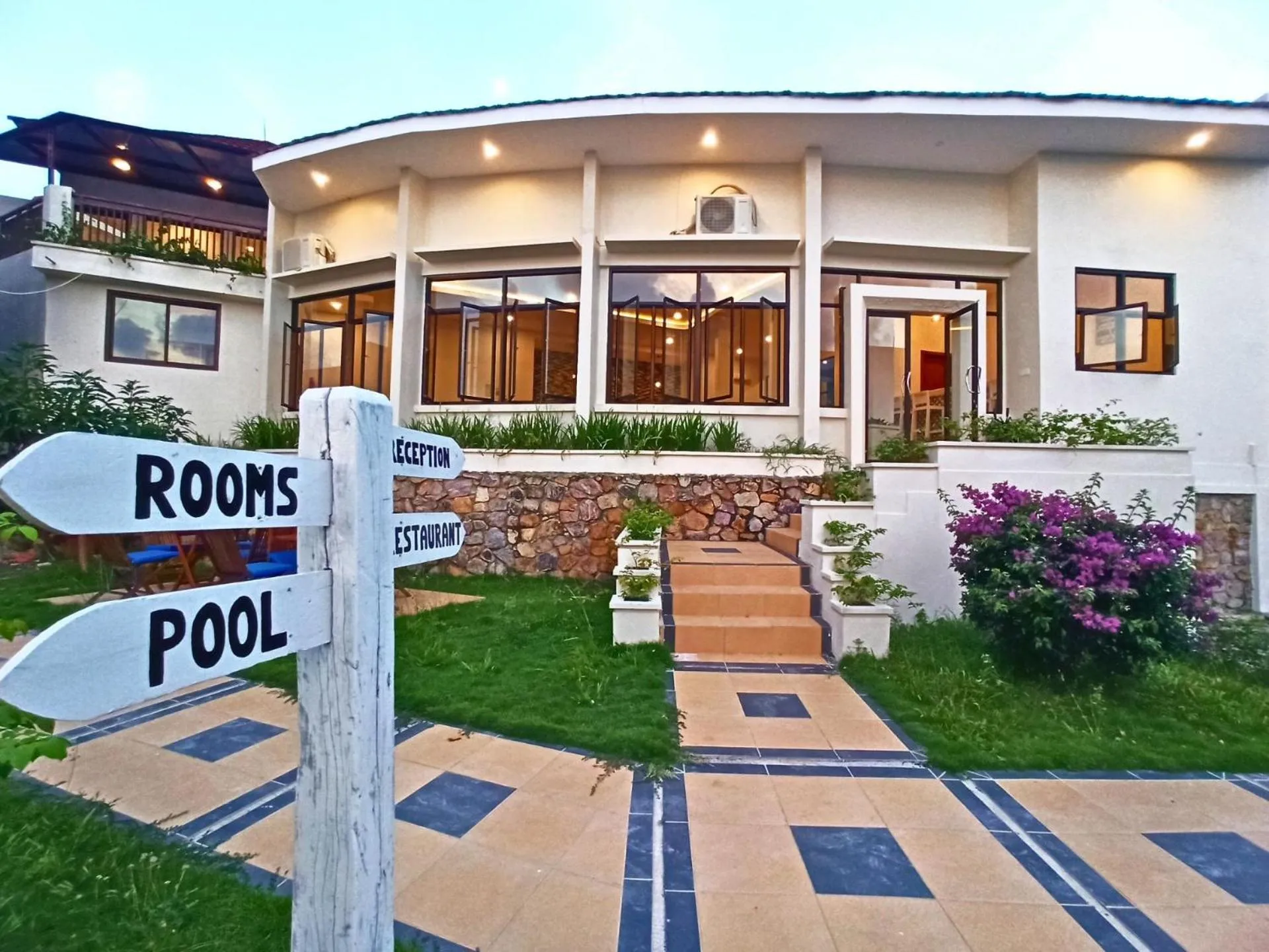 Restaurant/places to eat in The Happinezz Hills Hotel