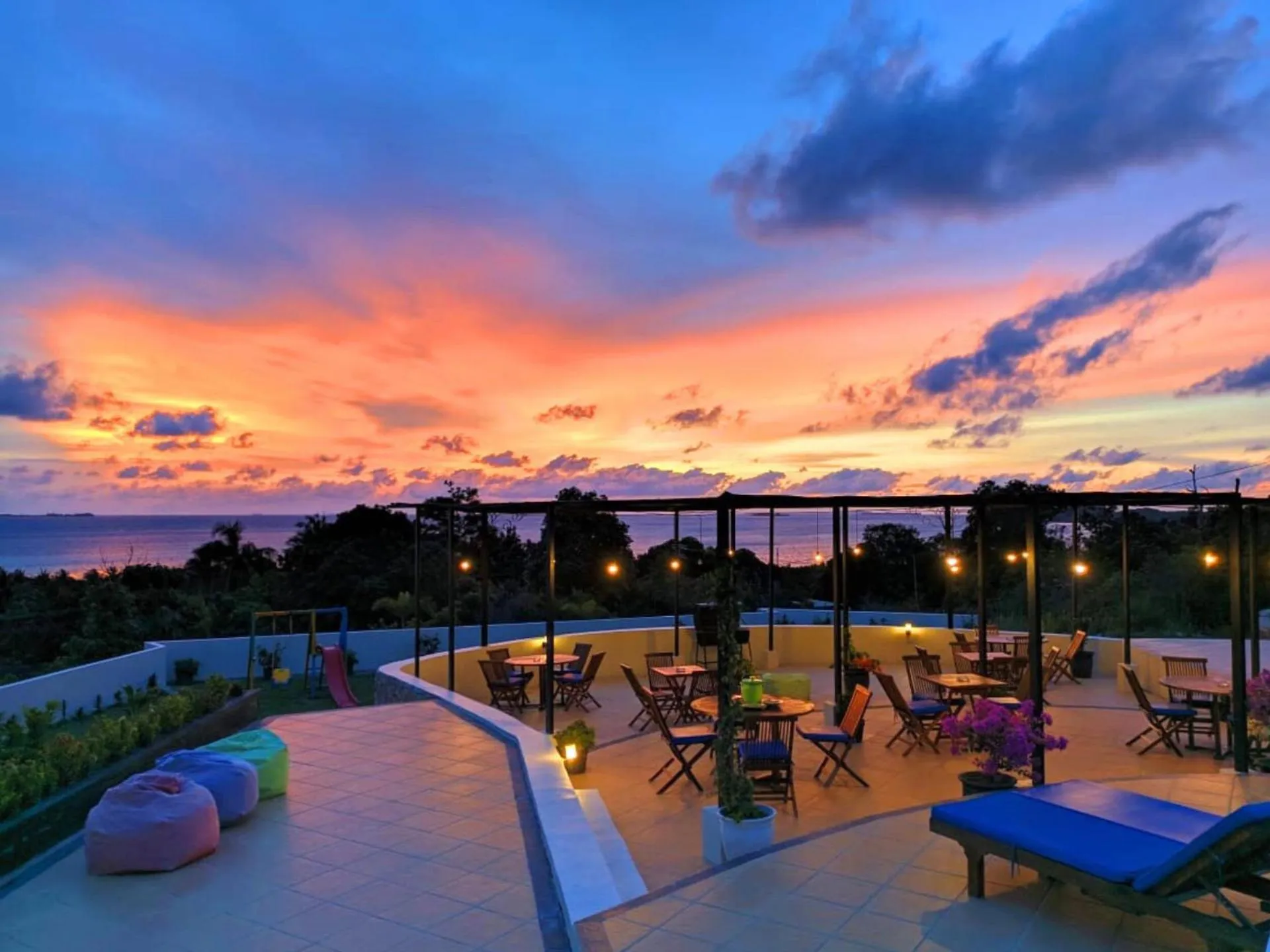 Restaurant/places to eat in The Happinezz Hills Hotel