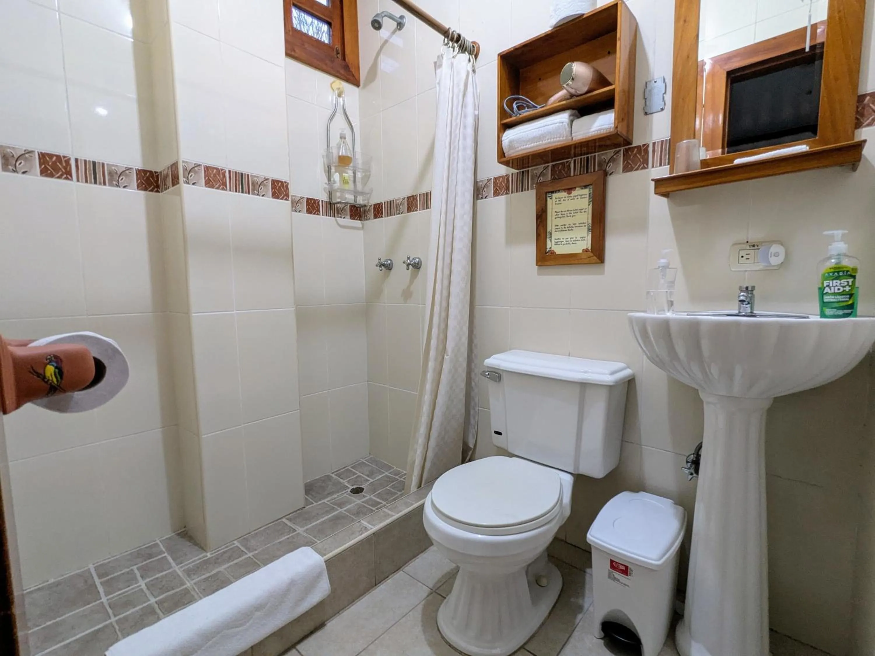 Shower in Hostal Macaw