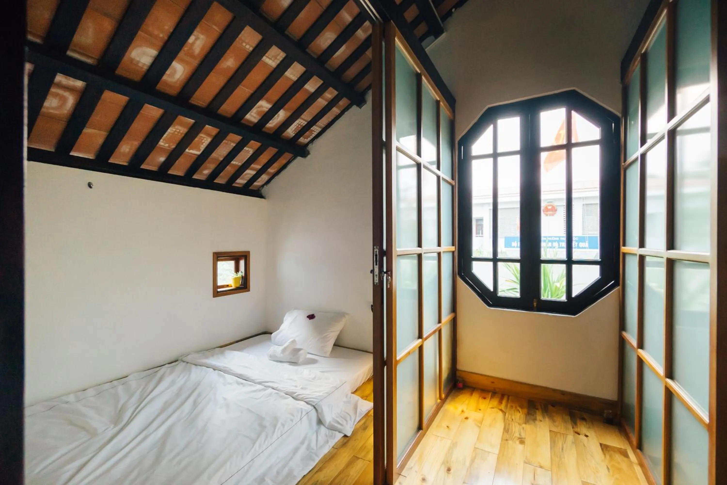 Photo of the whole room, Bed in a-mâze house