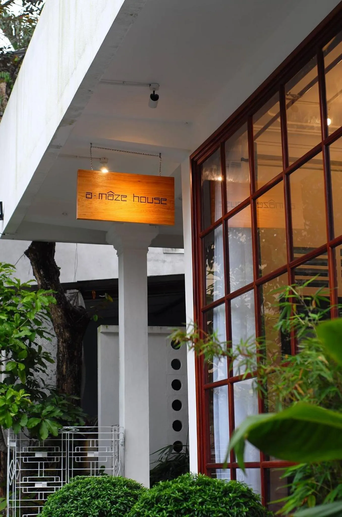 Facade/entrance in a-mâze house