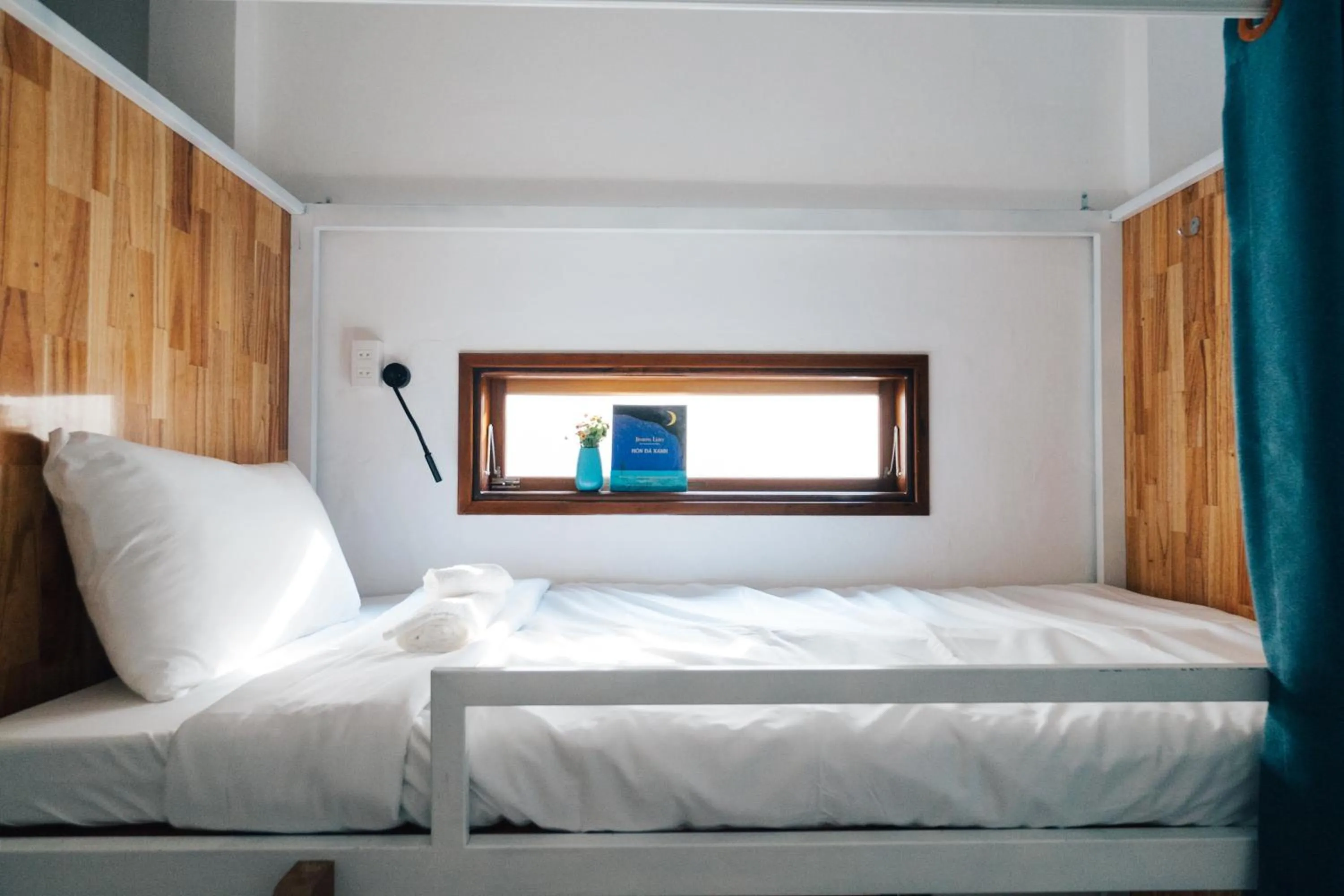 Communal lounge/ TV room, Bed in a-mâze house