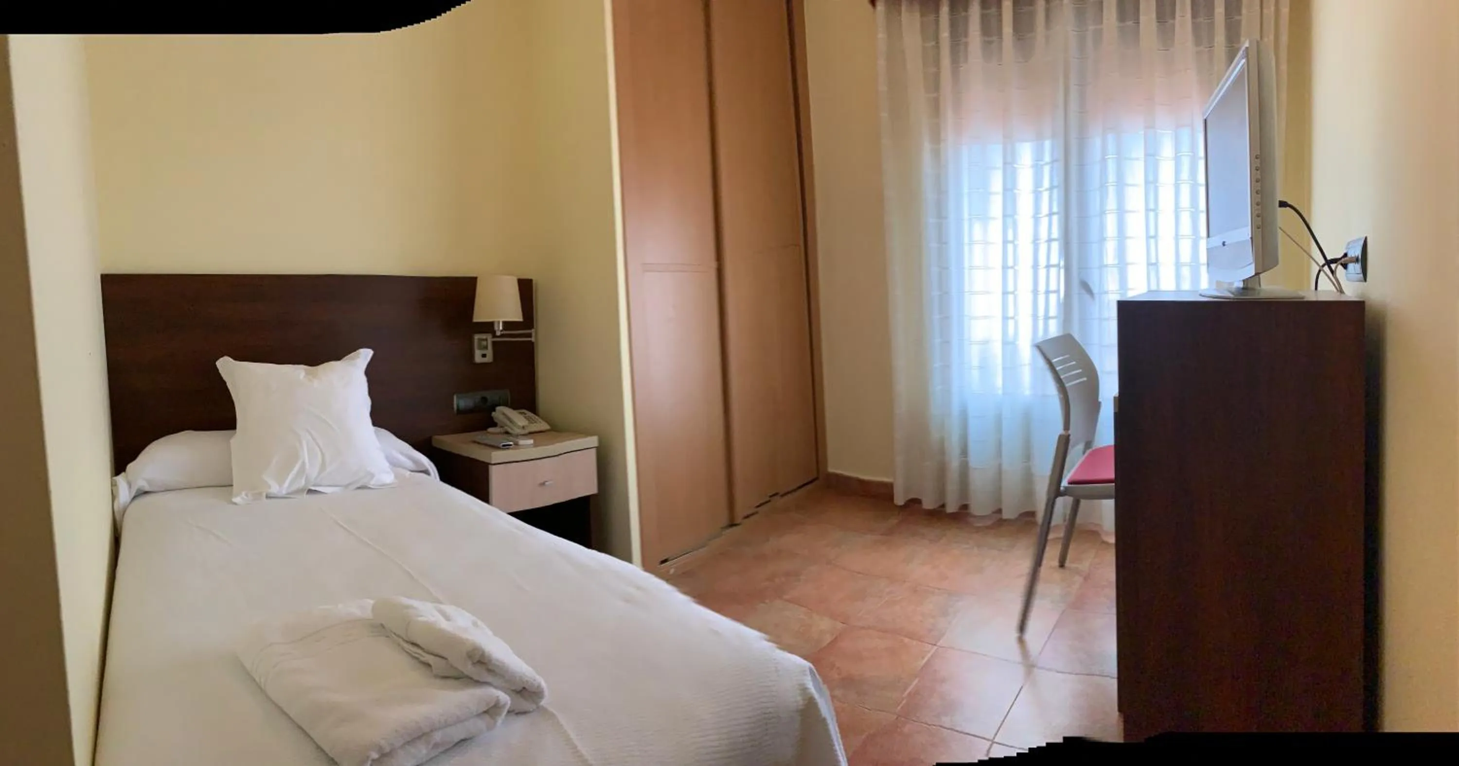 Bed in Hostal Monasterio de Rueda