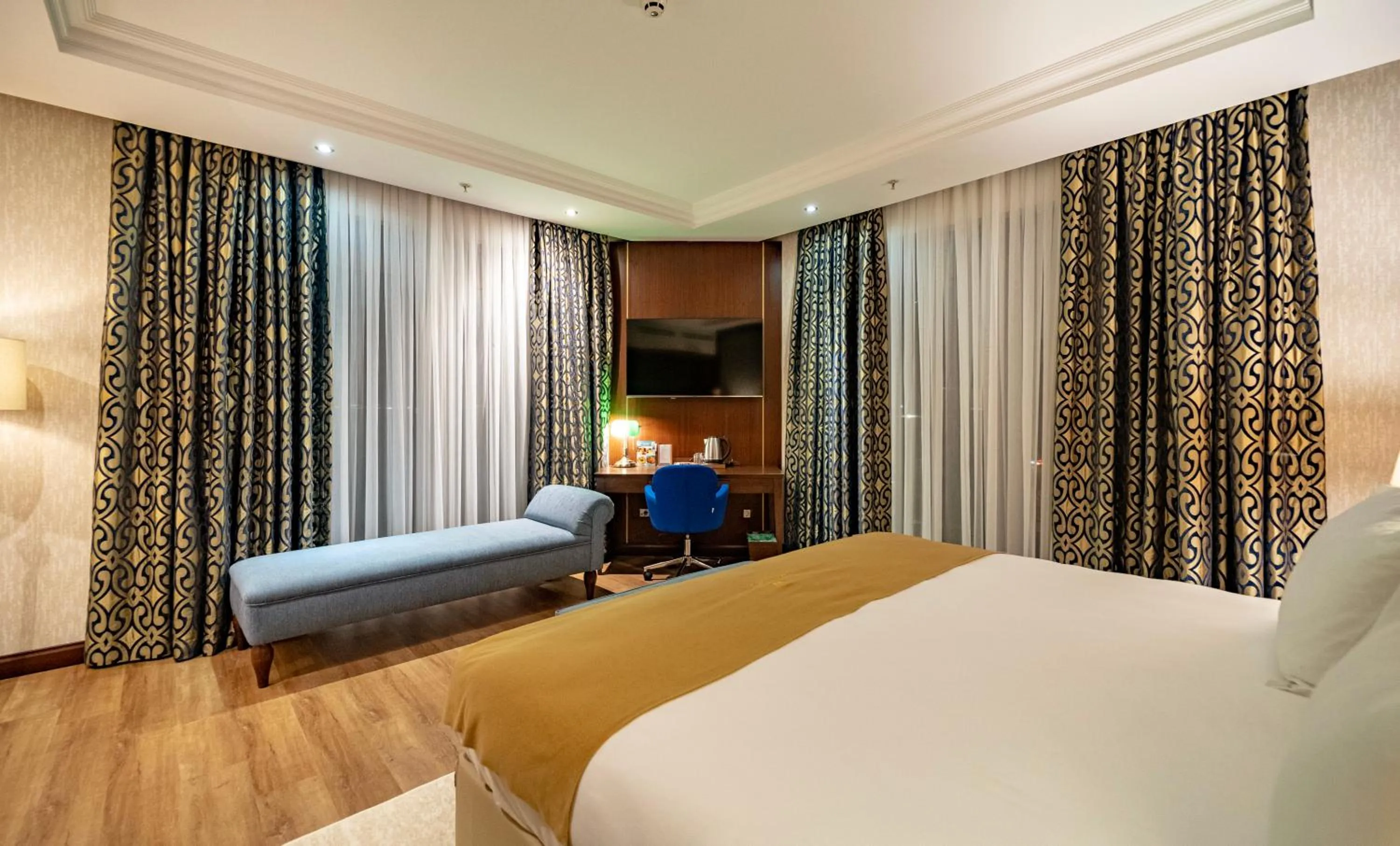 Bedroom, Bed in Wellborn Luxury Hotel