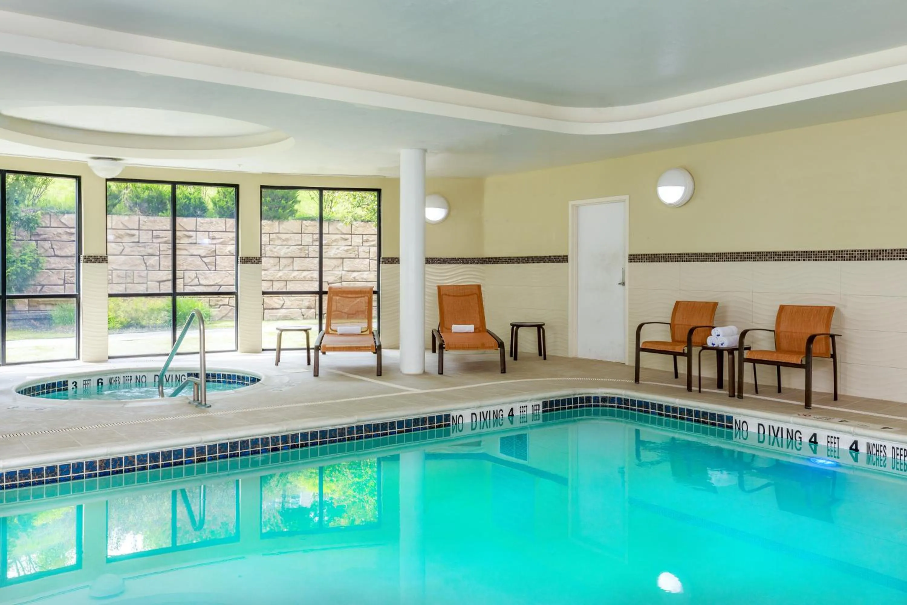 Swimming pool in Courtyard by Marriott Oneonta