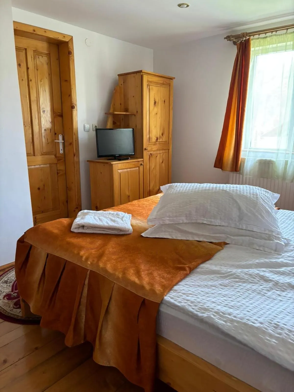 Bed in Pensiunea Luminita