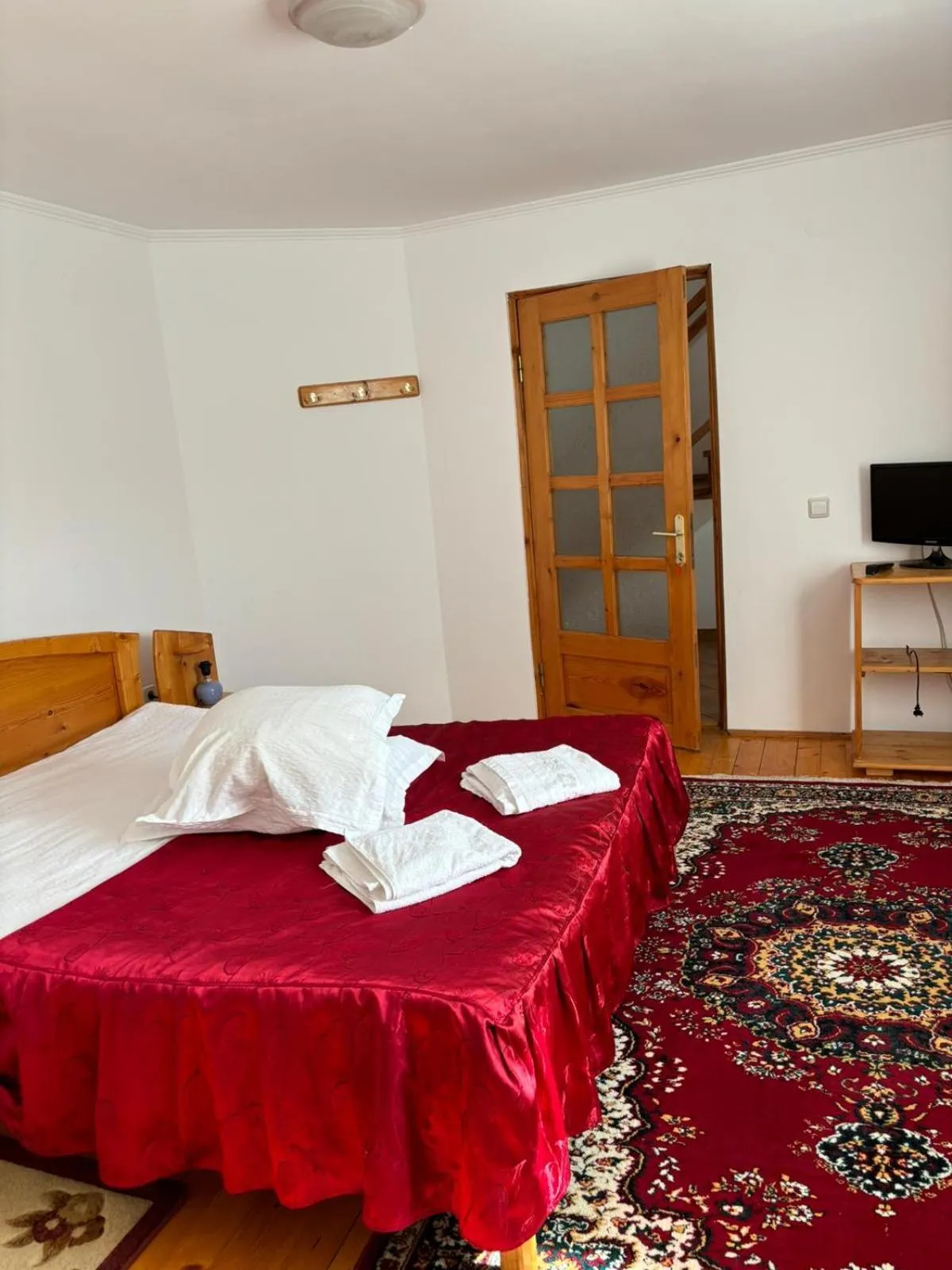 Bed in Pensiunea Luminita