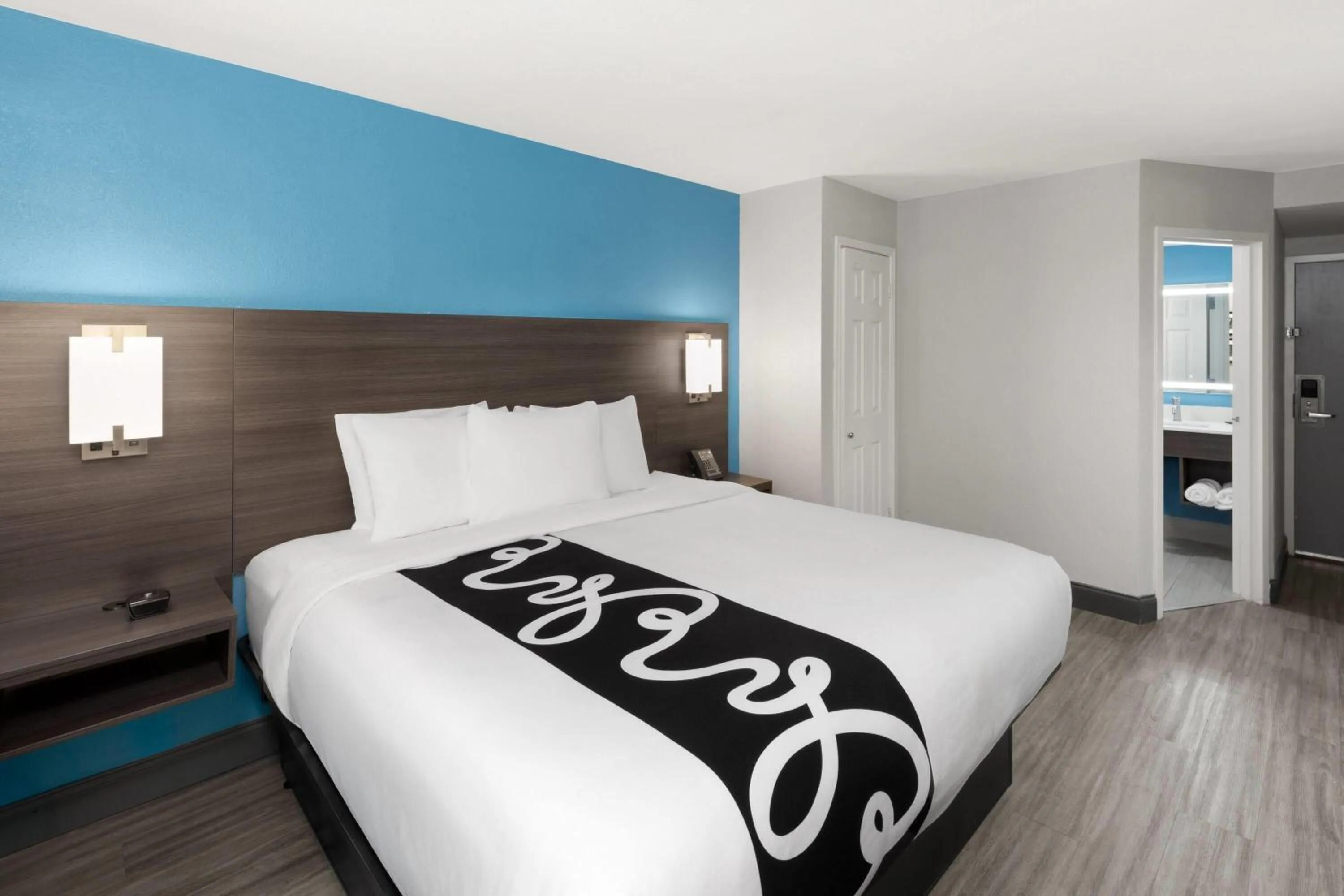 Photo of the whole room, Bed in La Quinta by Wyndham Houston Stafford Sugarland