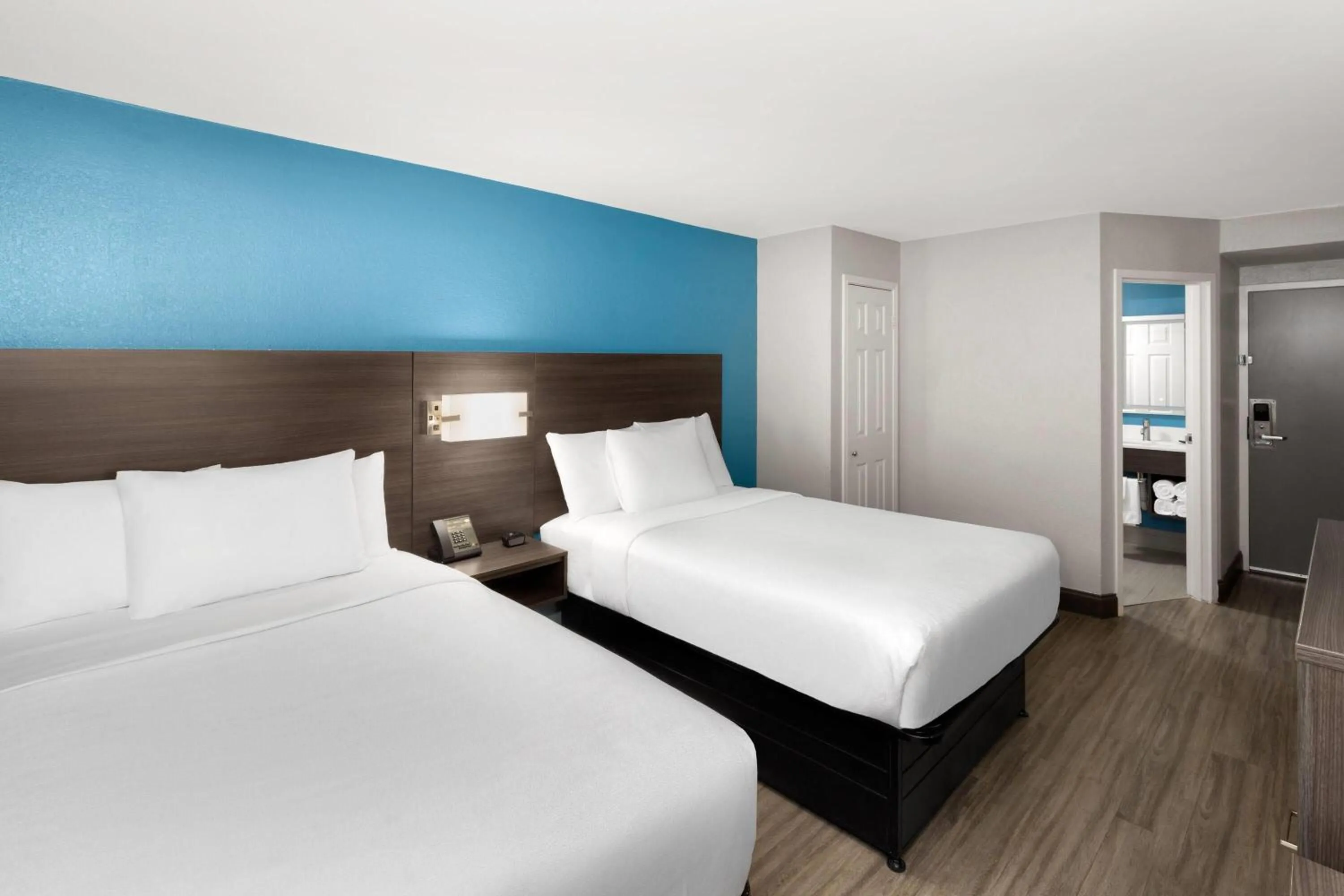 Photo of the whole room, Bed in La Quinta by Wyndham Houston Stafford Sugarland