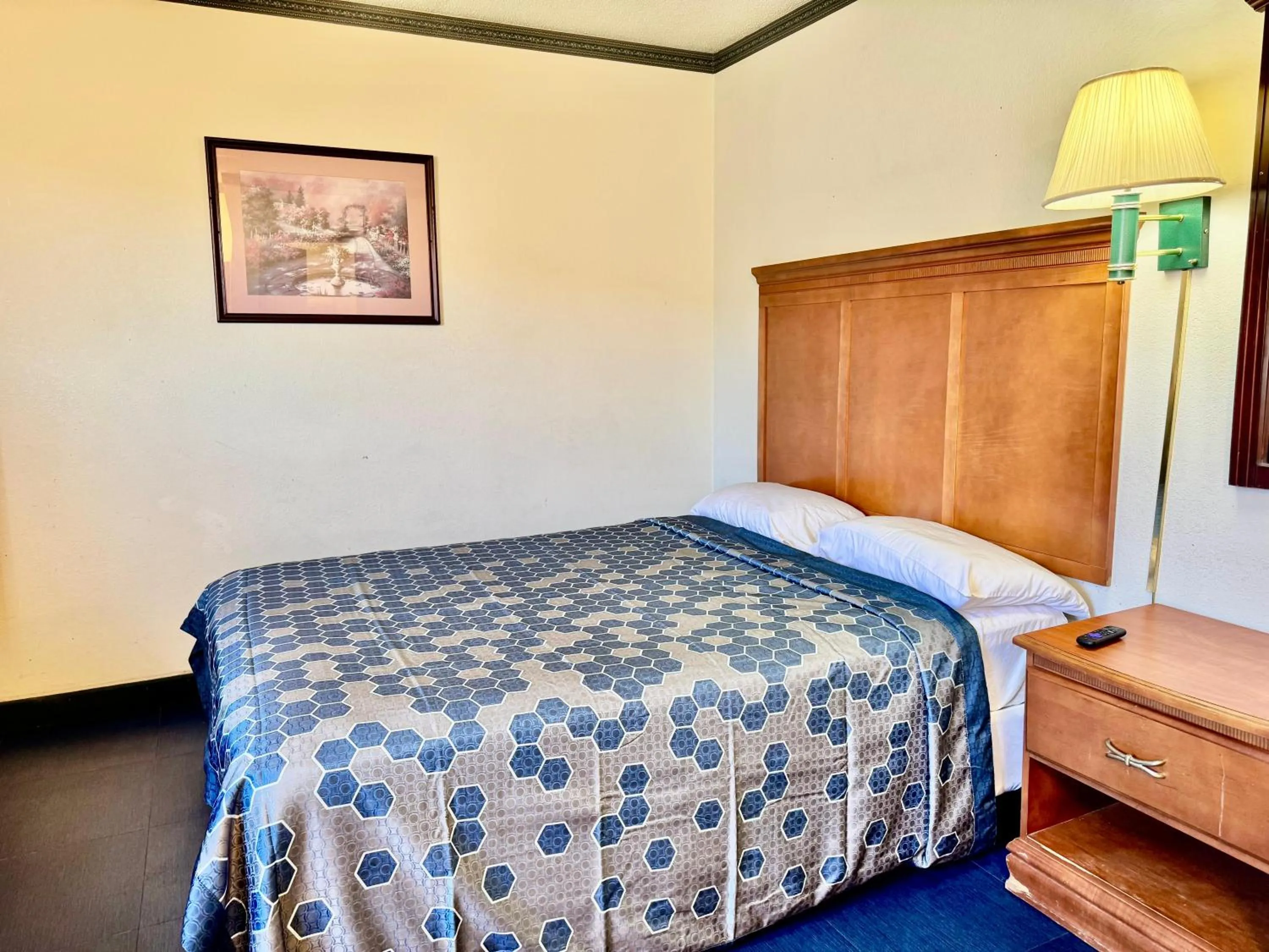 Bed in Americas Best Value Inn Seward