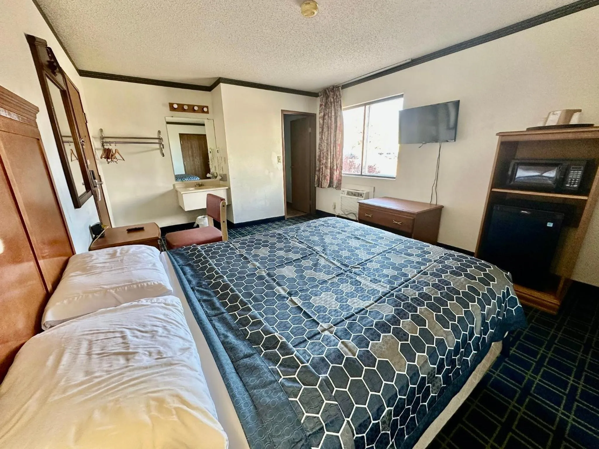 Bed in Americas Best Value Inn Seward