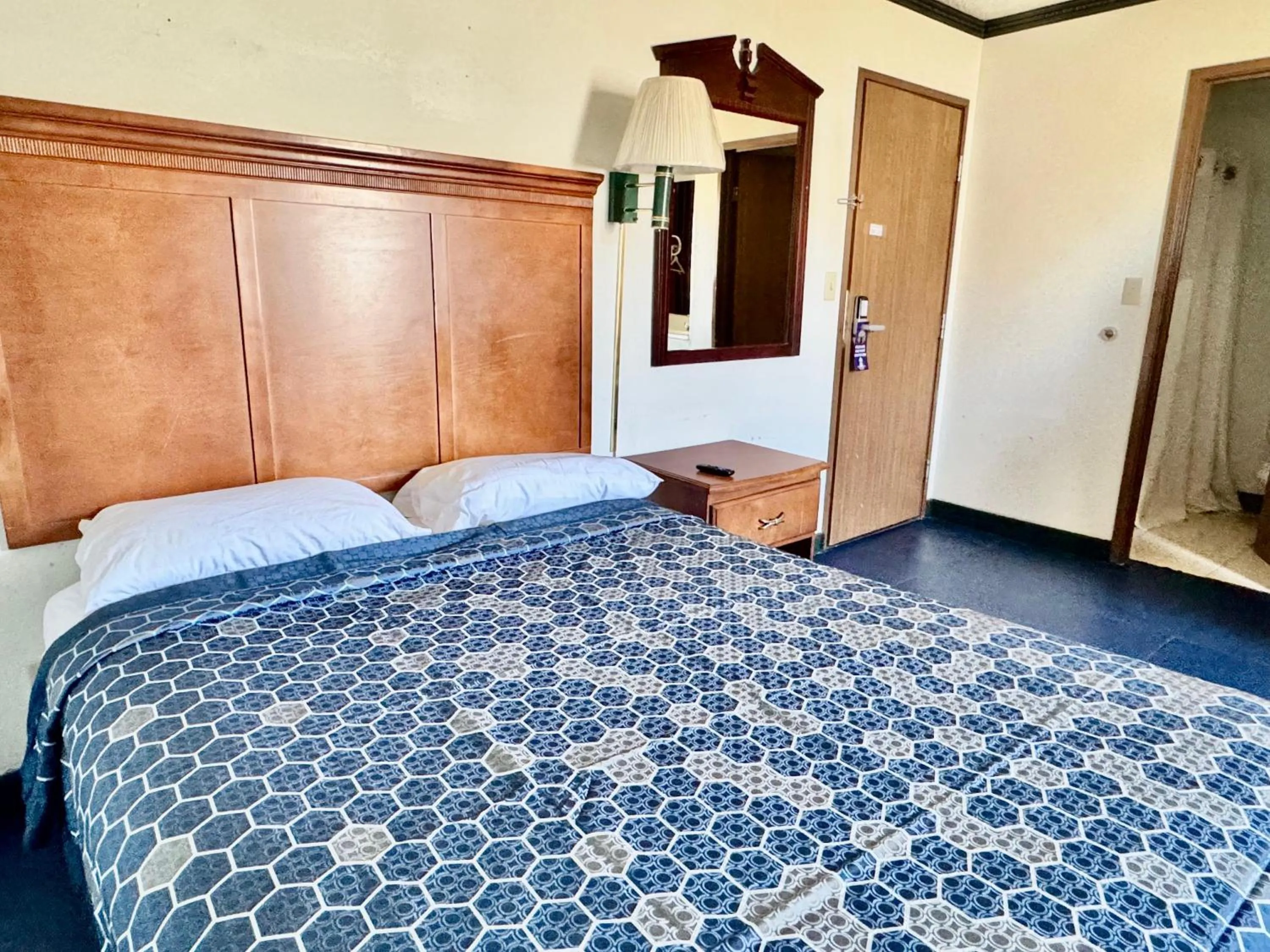 Bed in Americas Best Value Inn Seward