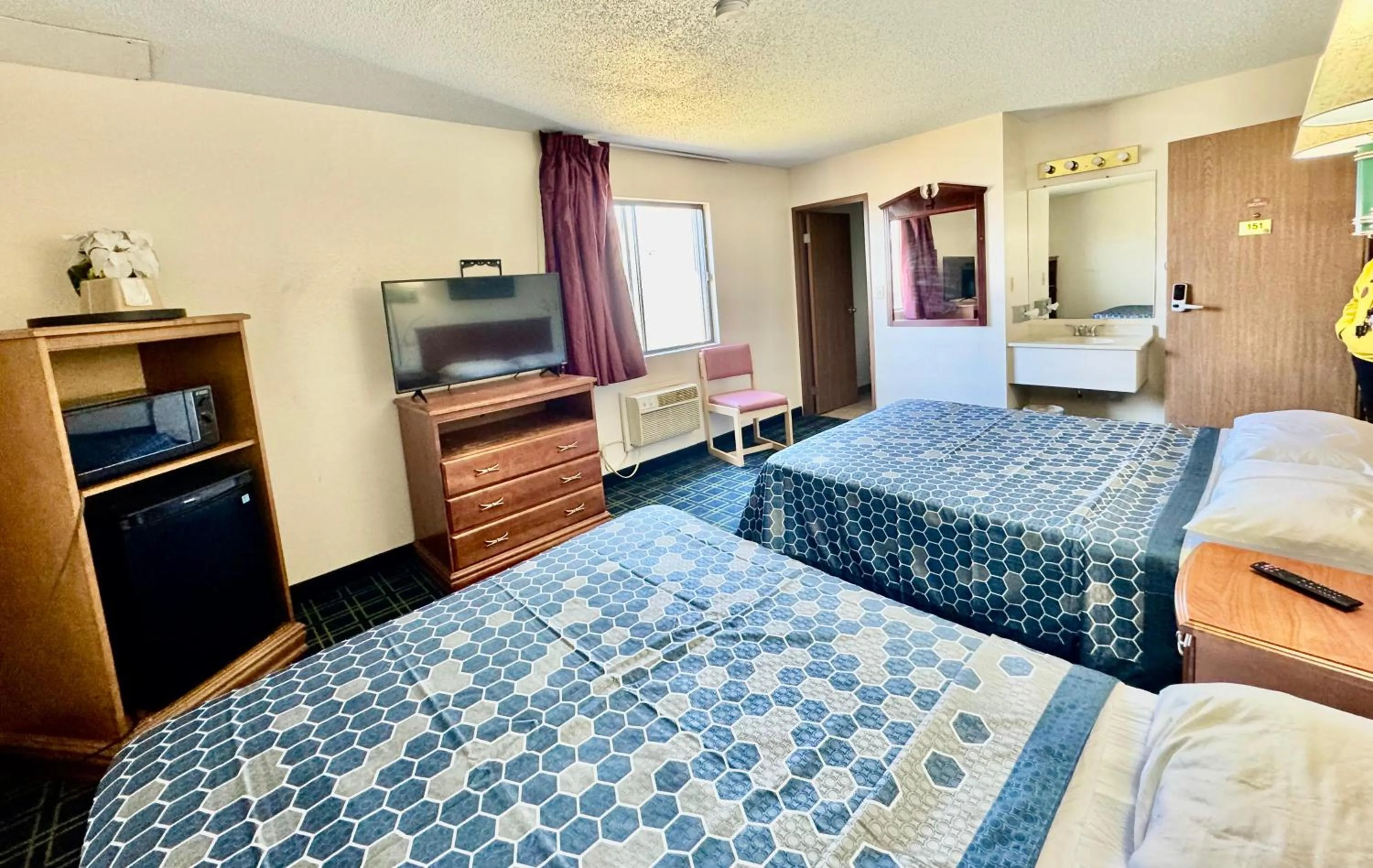 Bed in Americas Best Value Inn Seward