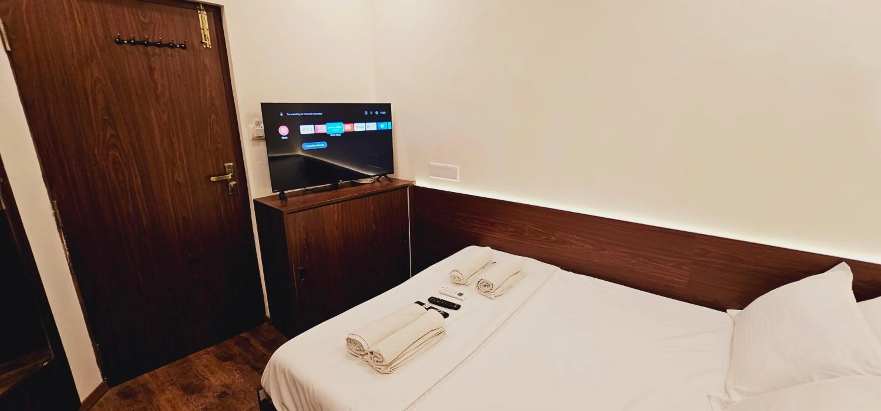 Bedroom, Bed in Chippy Inn