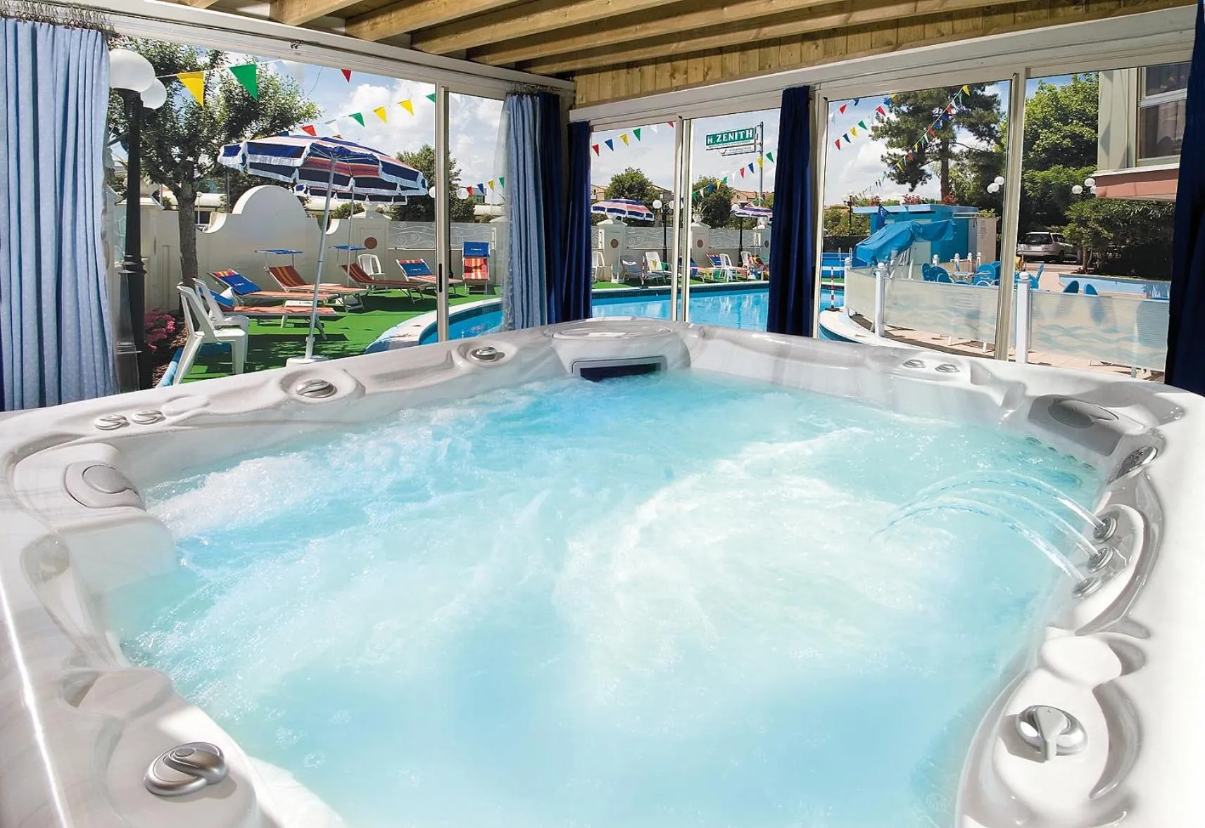 Hot Tub in Hotel Zenith