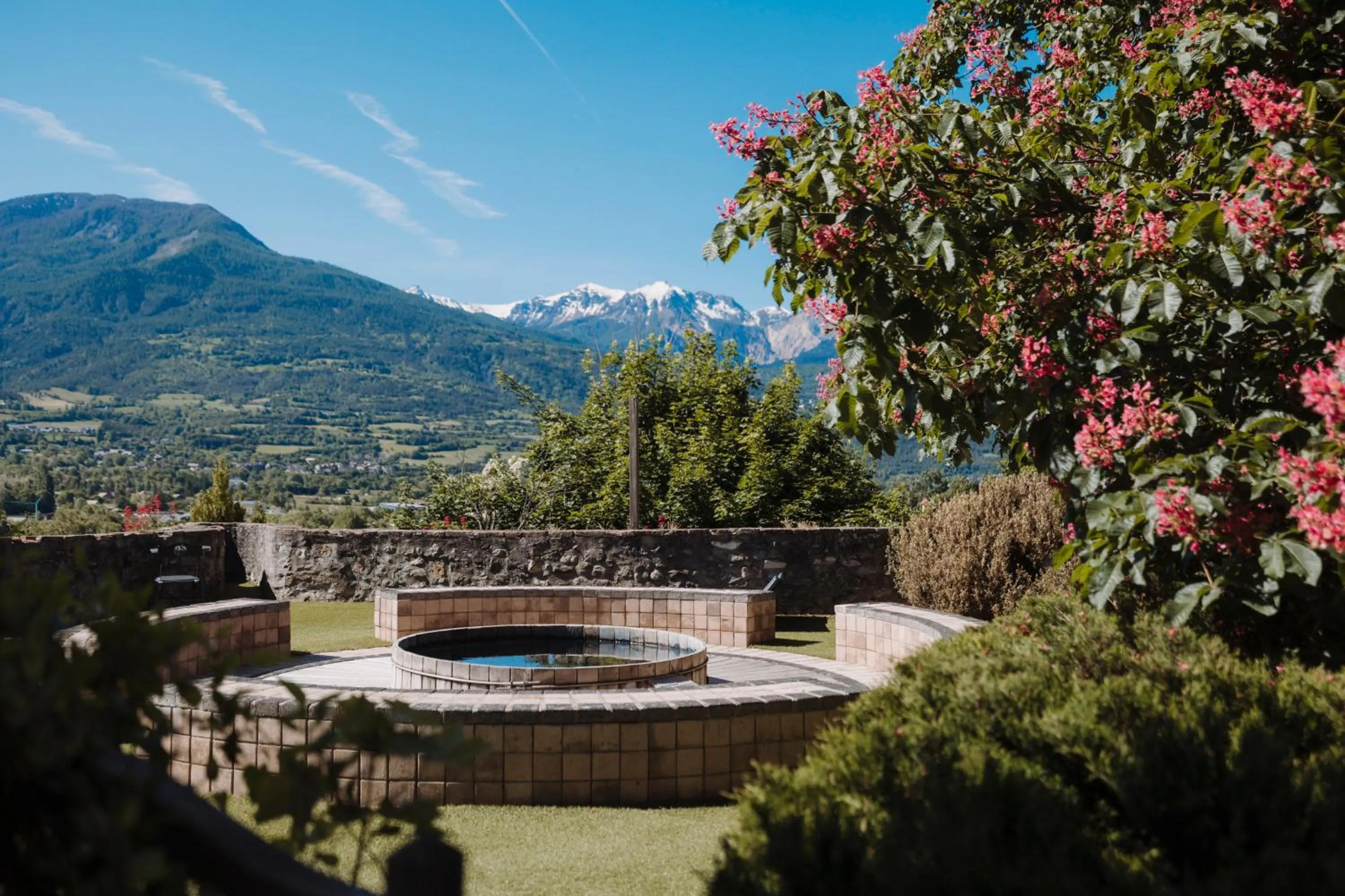 Open Air Bath in Hôtel La Robéyère - BW Signature Collection