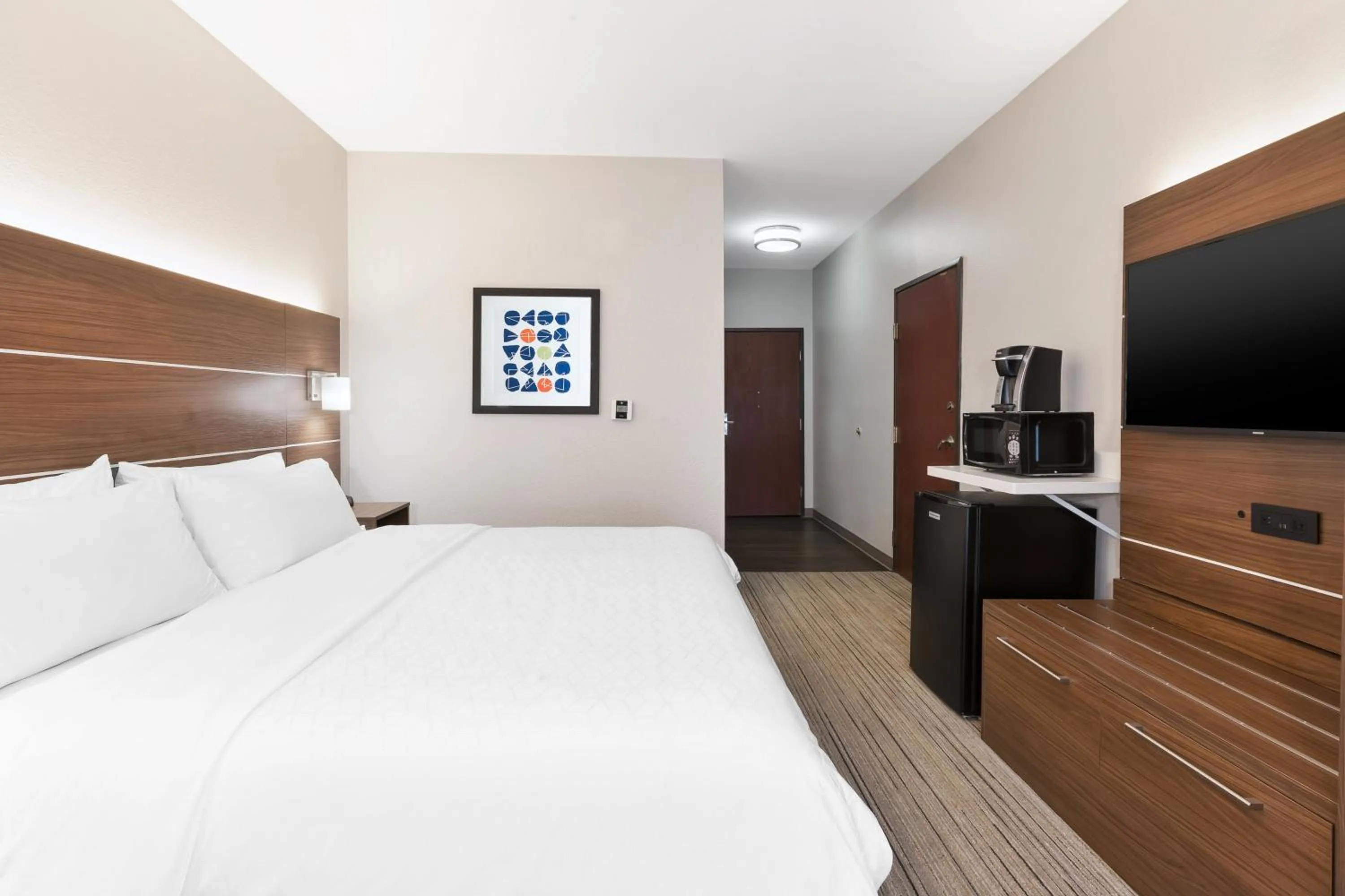 Photo of the whole room, Bed in Holiday Inn Express and Suites Three Rivers by IHG