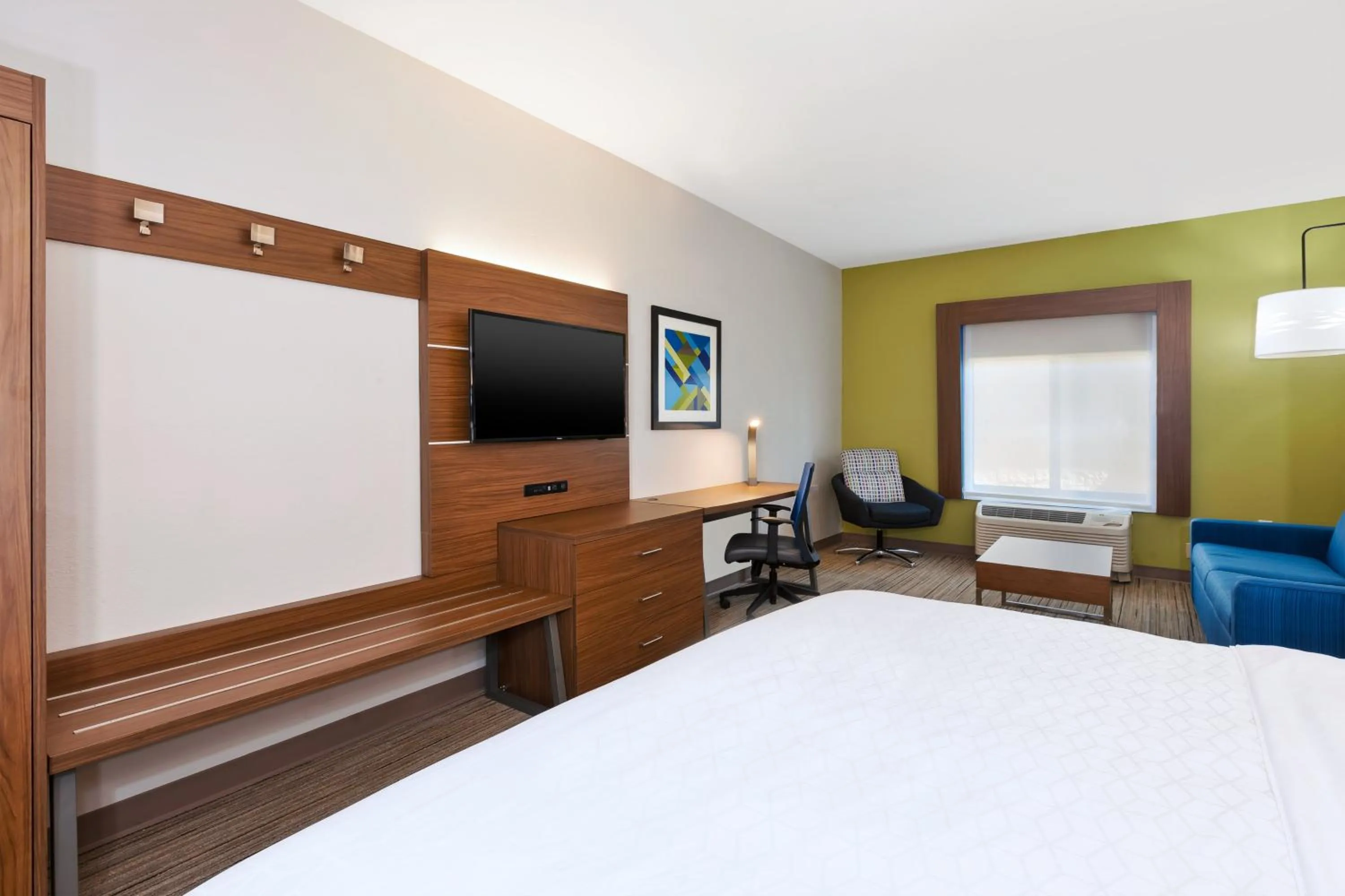 Photo of the whole room, Bed in Holiday Inn Express and Suites Three Rivers by IHG