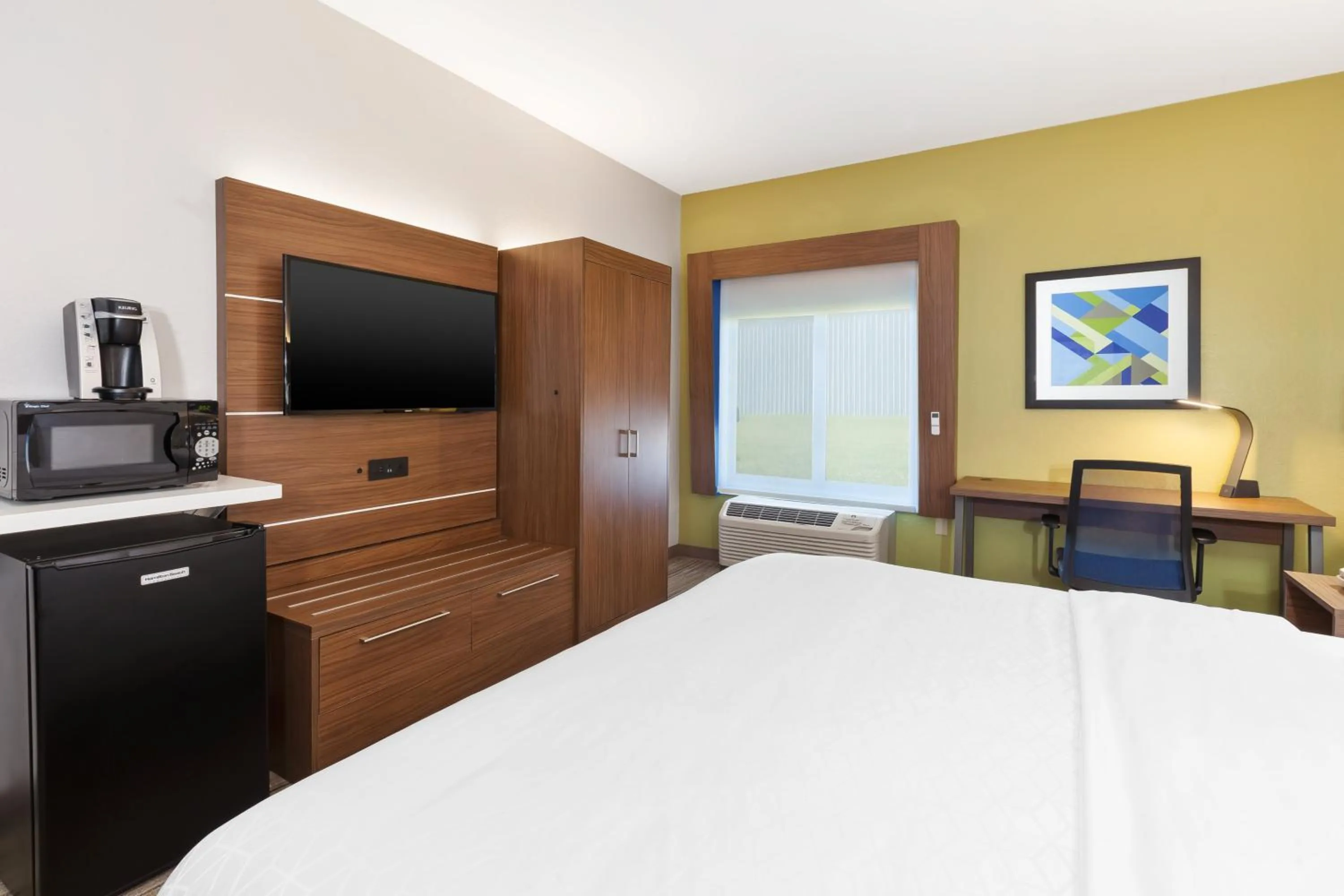 Photo of the whole room, Bed in Holiday Inn Express and Suites Three Rivers by IHG