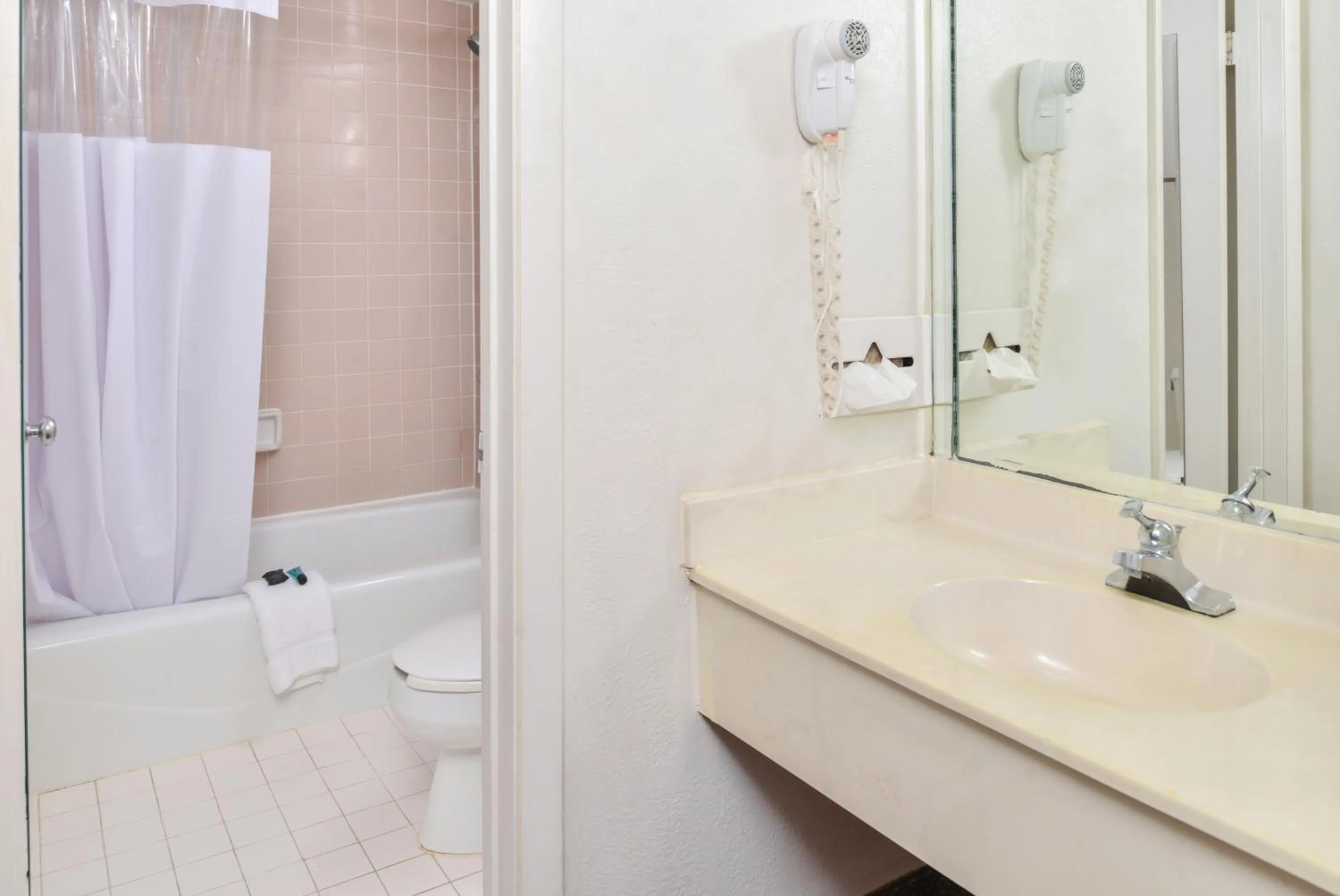 Bathroom in Americas Best Value Inn-Williamsburg/Lightfoot Area