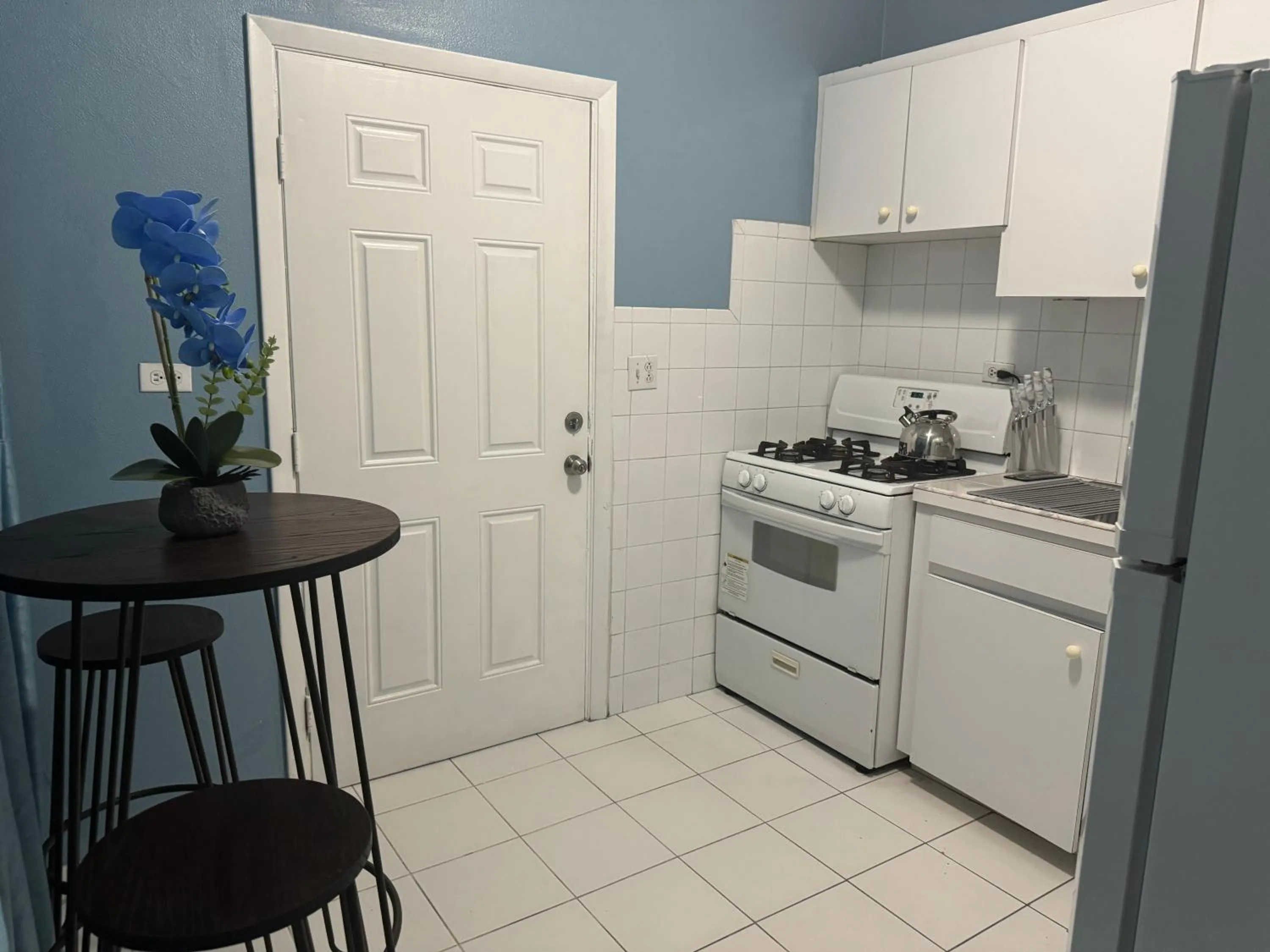 Kitchen or kitchenette in Kozy Bahamas Getaway