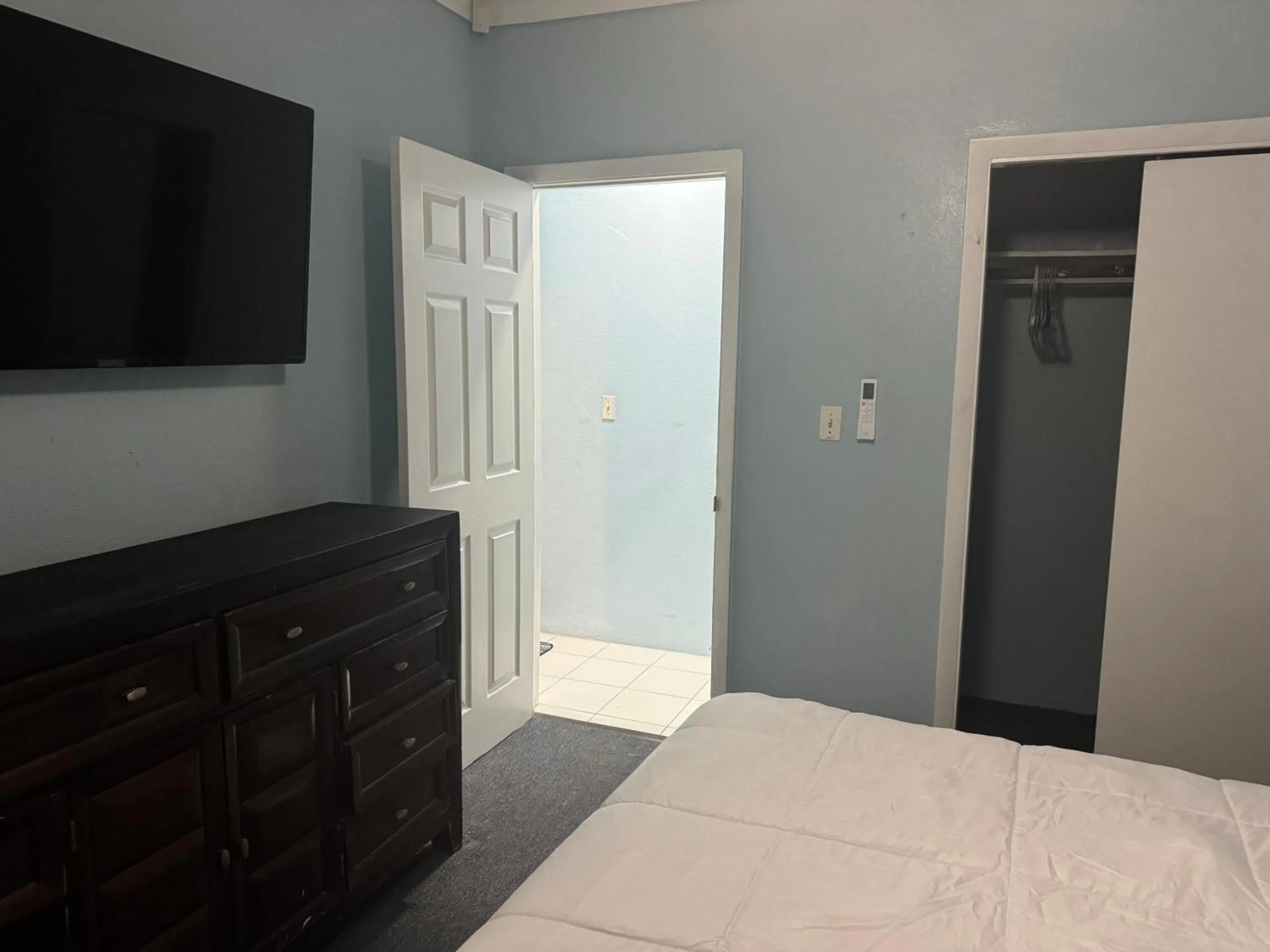 Bedroom, Bed in Kozy Bahamas Getaway